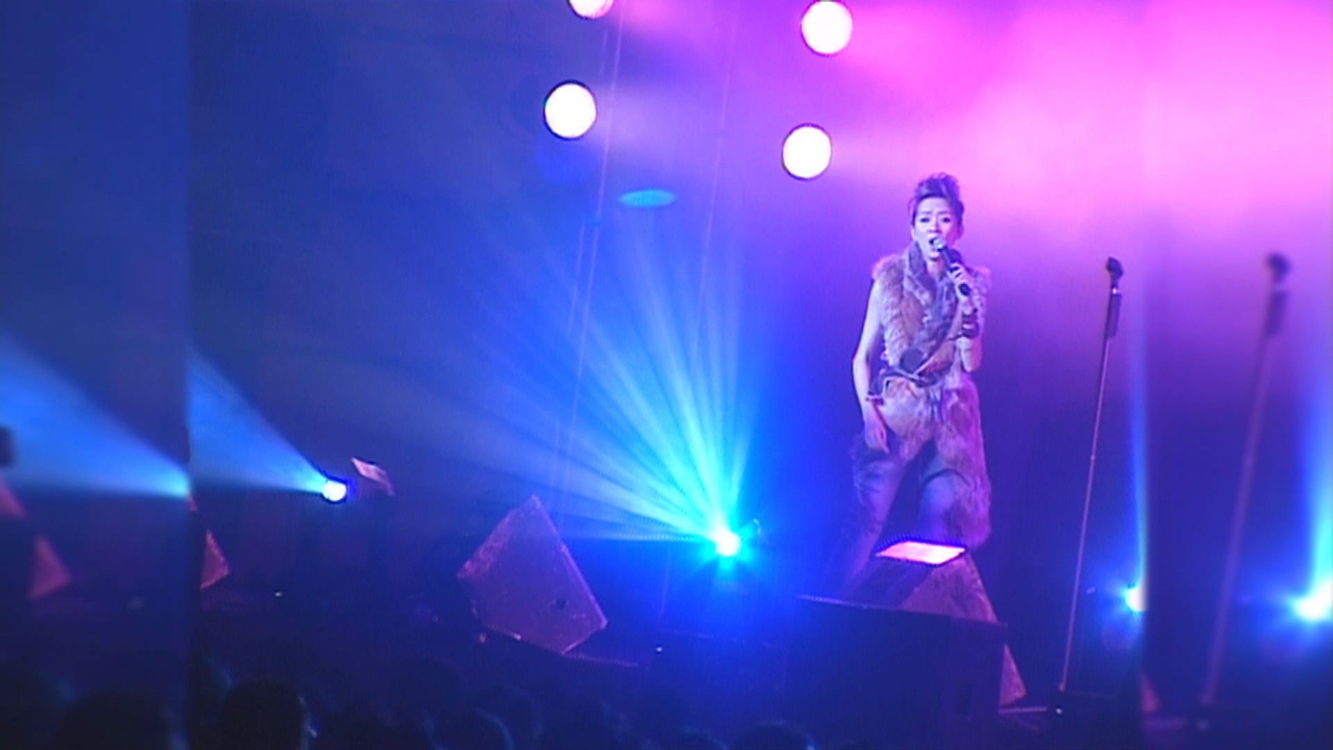 梅艳芳 MUI MUSIC SHOW 演唱会/梅艳芳入行20周年拉阔演唱会[DIY简繁中字].Anita.Mui.MUI.MUSIC.SHOW.2001.Blu-ray.1080i.AVC.DTS-HD.MA.5.1-DiY@CHDBits 20.44GB-2.jpg