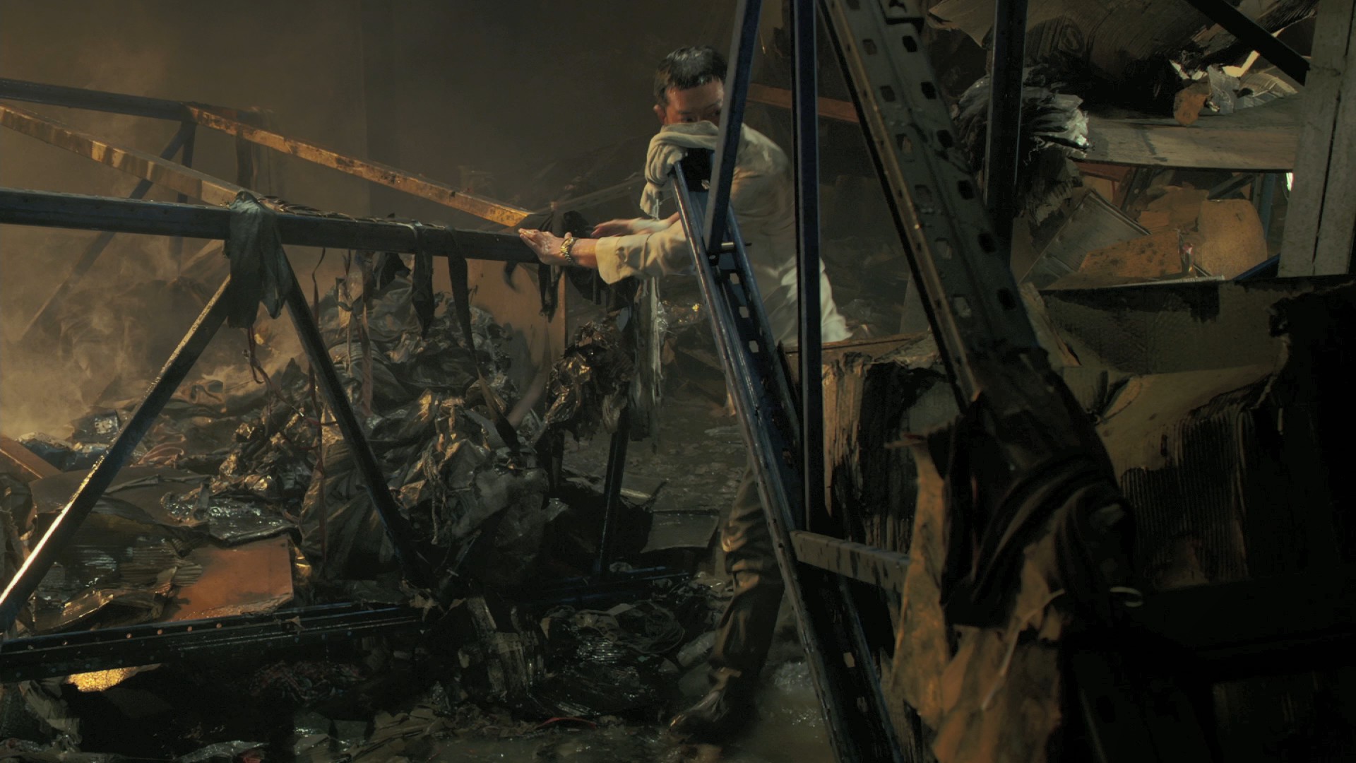 逃出生天 [港版原盘 国粤双语 中英文字幕].Out.of.Inferno.2013.2D.Blu-ray.1080p.AVC.DTS-HD.MA.5.1-TAG 22.52GB-5.jpg