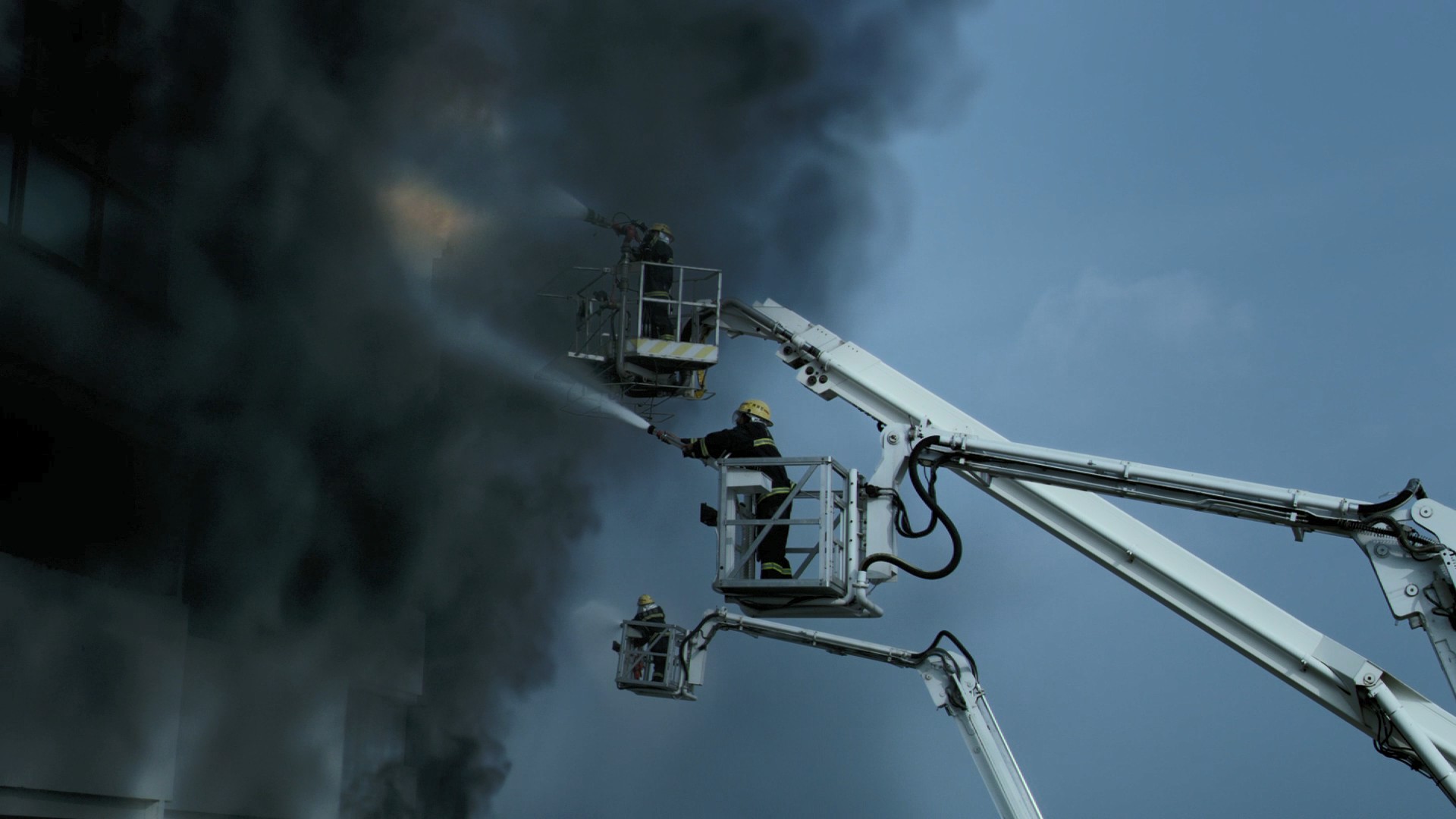 逃出生天 [港版原盘 国粤双语 中英文字幕].Out.of.Inferno.2013.2D.Blu-ray.1080p.AVC.DTS-HD.MA.5.1-TAG 22.52GB-4.jpg