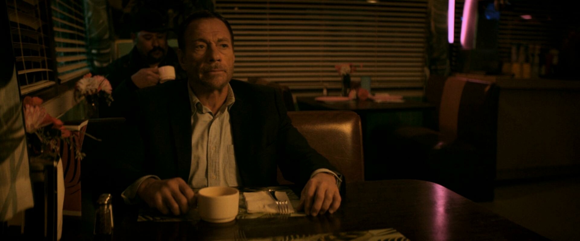 暗影守卫.Darkness.of.Man.2024.1080p.AMZN.WEB-DL.DDP5.1.H.264-XEBEC 7.56GB-3.jpg