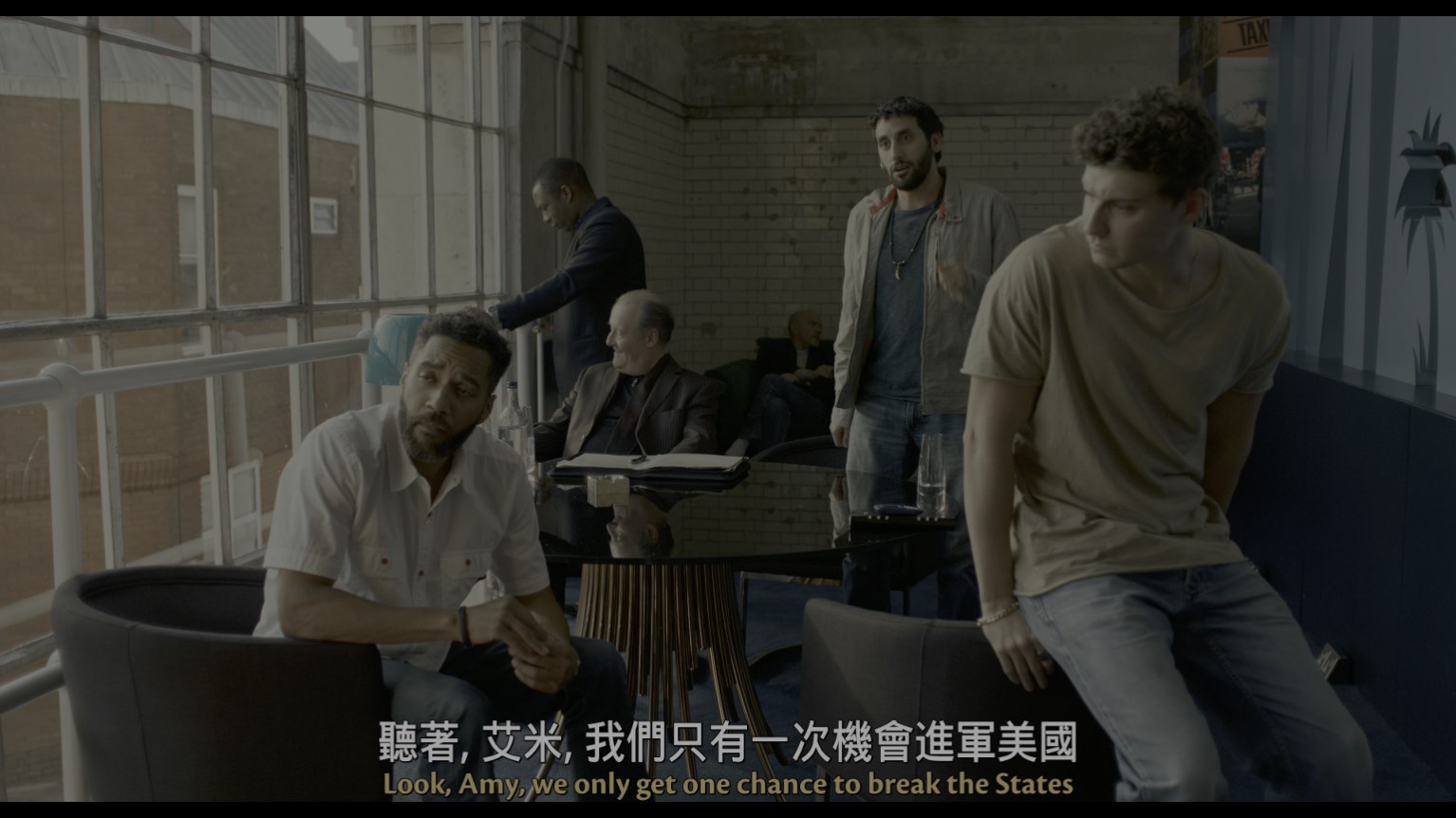 回到黑暗/艾米·怀恩豪斯传记片/重返黑色/黑色会 [英版UHD原盘 DIY官译简繁/双语字幕].Back.to.Black.2024.2160p.GBR.UHD.Blu-ray.DoVi.HDR10.HEVC.TrueHD.7.1.Atmos-TAG 76.63GB-5.jpg
