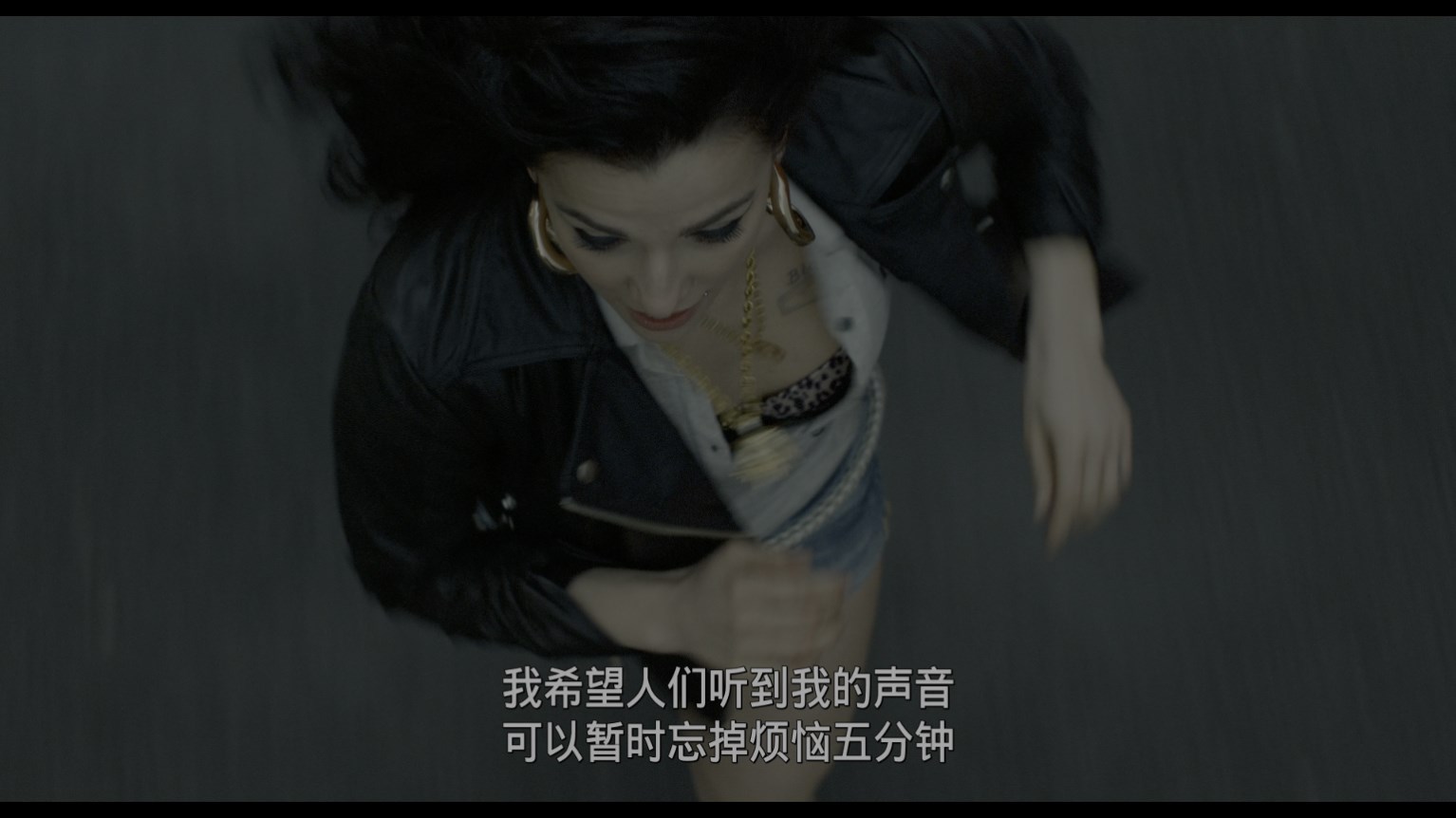 回到黑暗/艾米·怀恩豪斯传记片/重返黑色/黑色会 [英版UHD原盘 DIY官译简繁/双语字幕].Back.to.Black.2024.2160p.GBR.UHD.Blu-ray.DoVi.HDR10.HEVC.TrueHD.7.1.Atmos-TAG 76.63GB-3.jpg