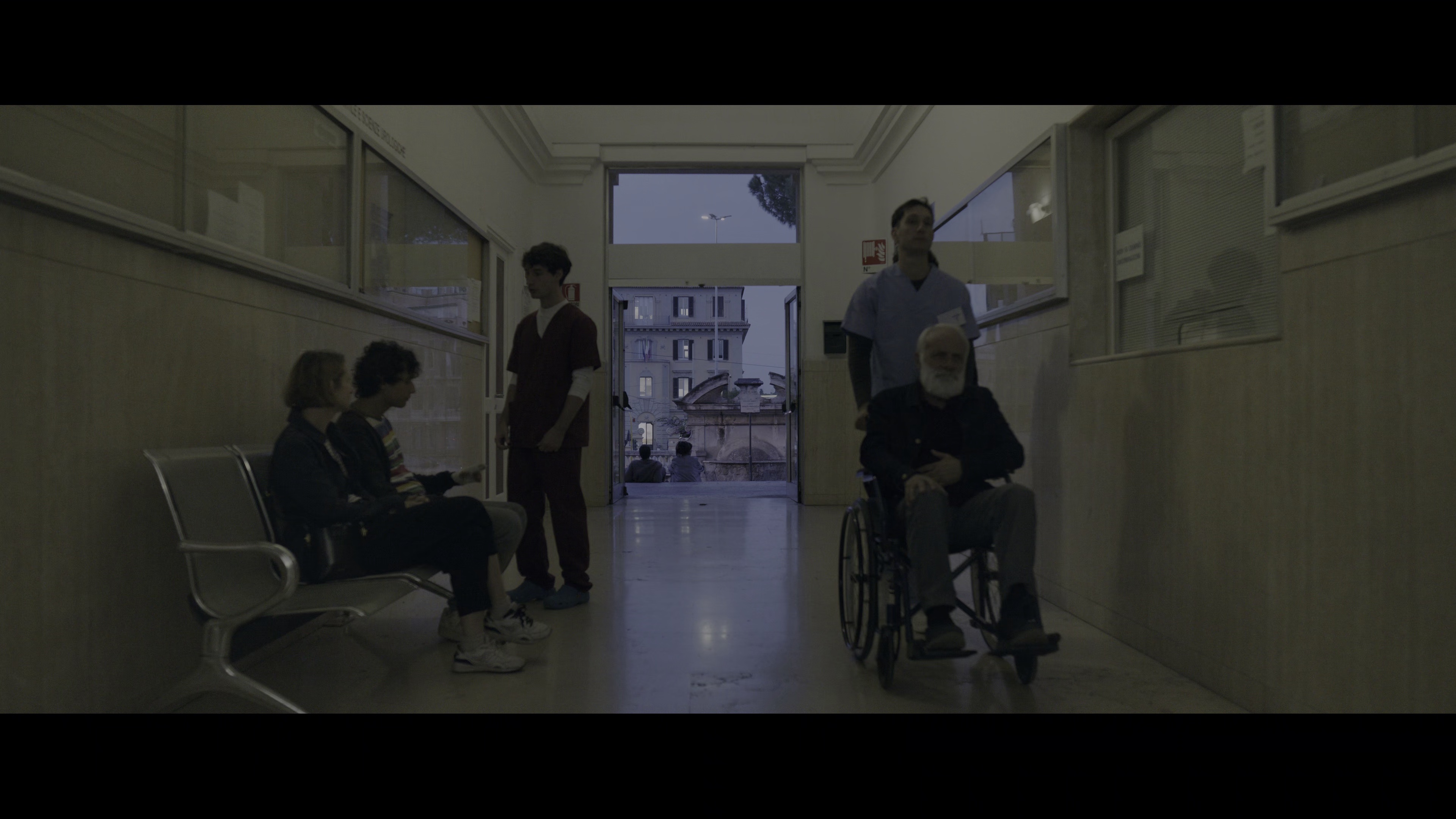 不梦幻足球队 [简繁英字幕].Fantasy.Football.Ruined.Our.Lives.2025.2160p.NF.WEB-DL.DDP.5.1.HDR10.H.265-DreamHD 8.54GB-4.png