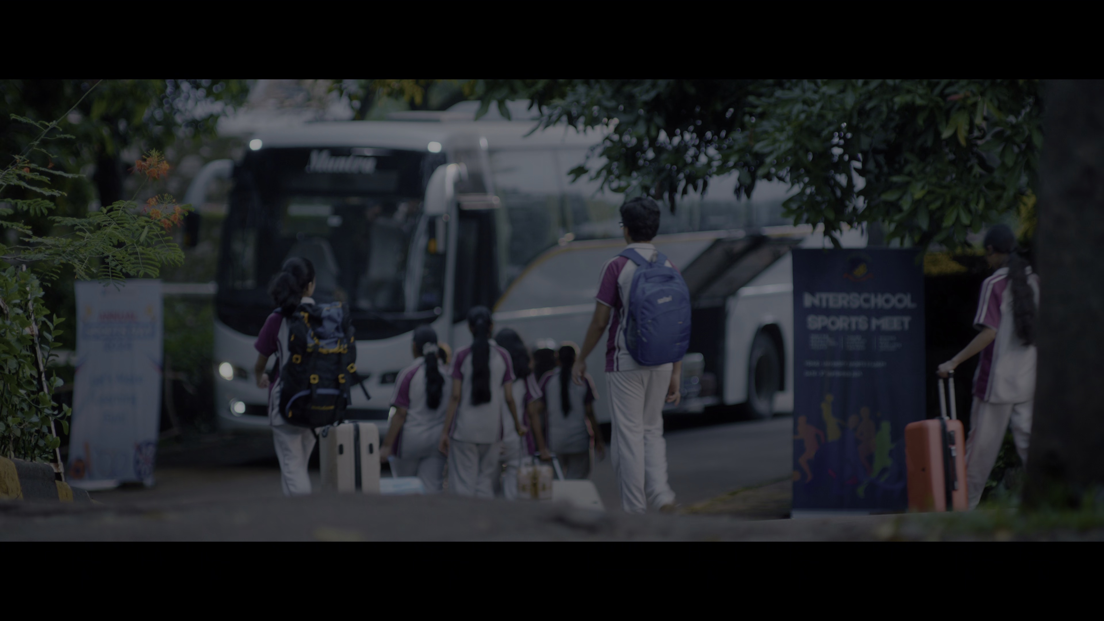 爱在当下 [简繁英字幕].Metro.In.Dino.2025.2160p.NF.WEB-DL.DDP.5.1.HDR10.H.265-DreamHD 21.03GB-7.png