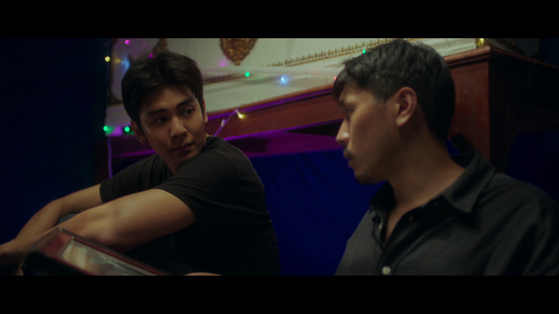 死后人人爱 [简繁英字幕].Everybody.Loves.Me.When.Im.Dead.2025.1080p.NF.WEB-DL.DDP5.1.Atmos.H264-PandaQT 6.05GB-2.png