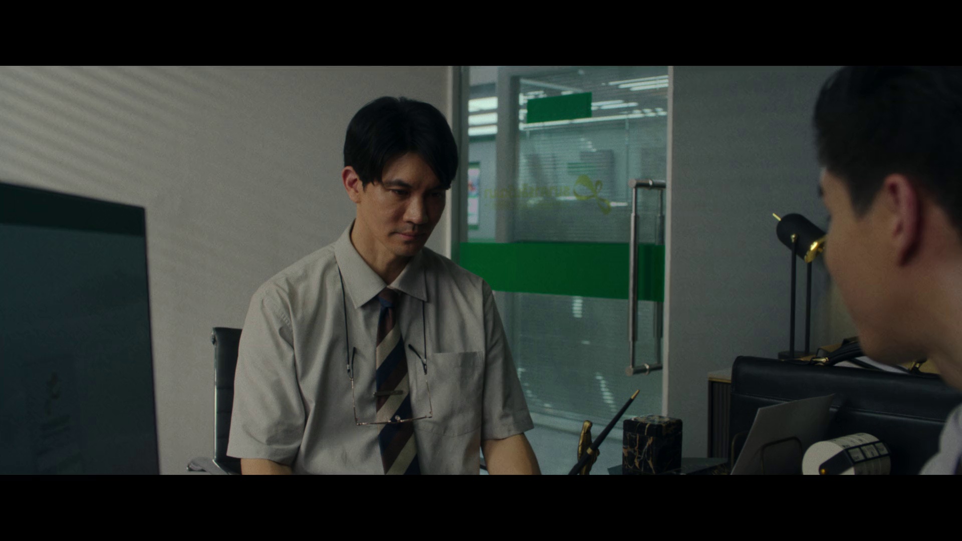 死后人人爱 [简繁英字幕].Everybody.Loves.Me.When.Im.Dead.2025.1080p.NF.WEB-DL.DDP5.1.Atmos.H264-PandaQT 6.05GB-3.png