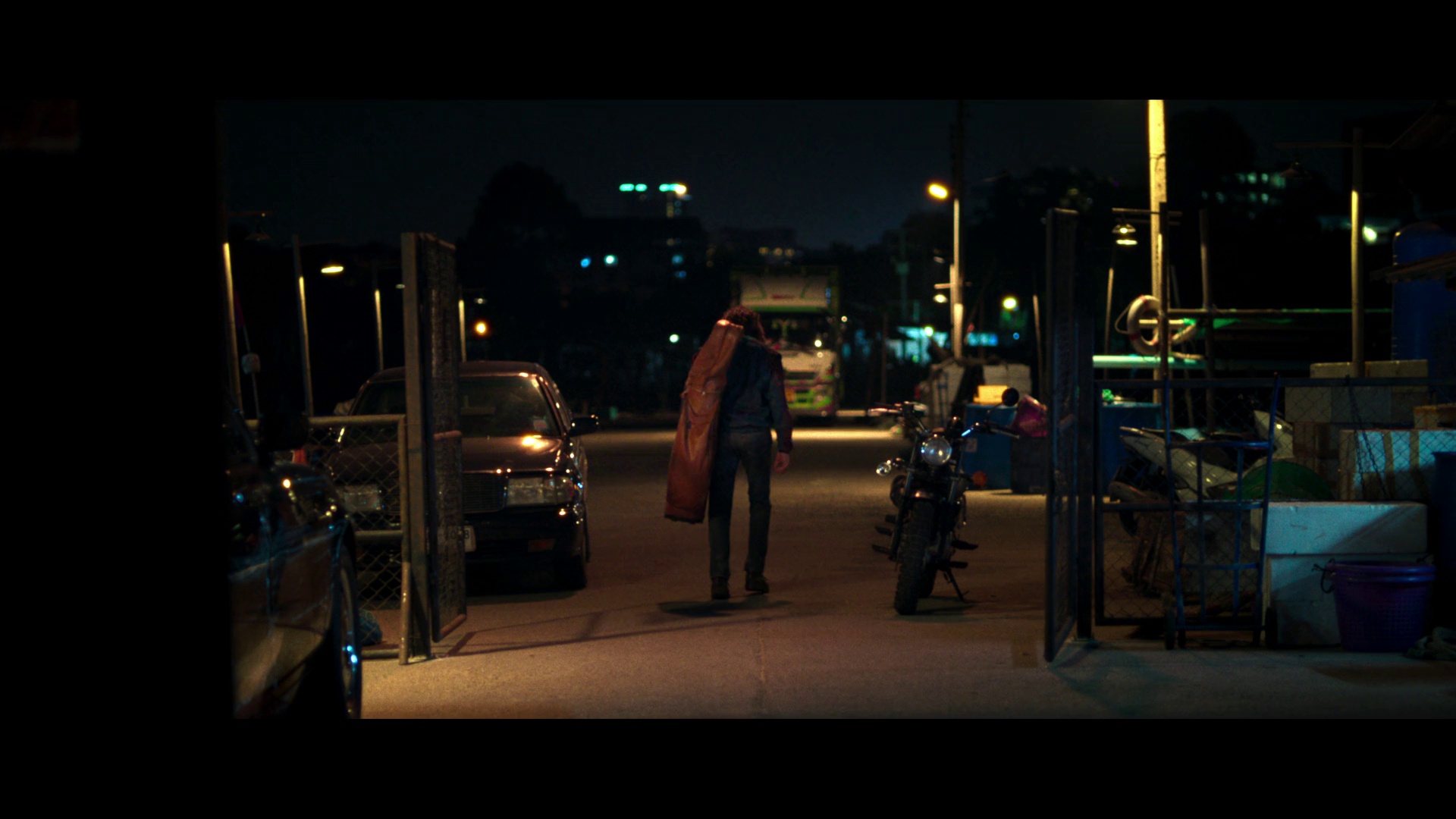 死后人人爱 [简繁英字幕].Everybody.Loves.Me.When.Im.Dead.2025.1080p.NF.WEB-DL.DDP5.1.Atmos.H264-PandaQT 6.05GB-7.png