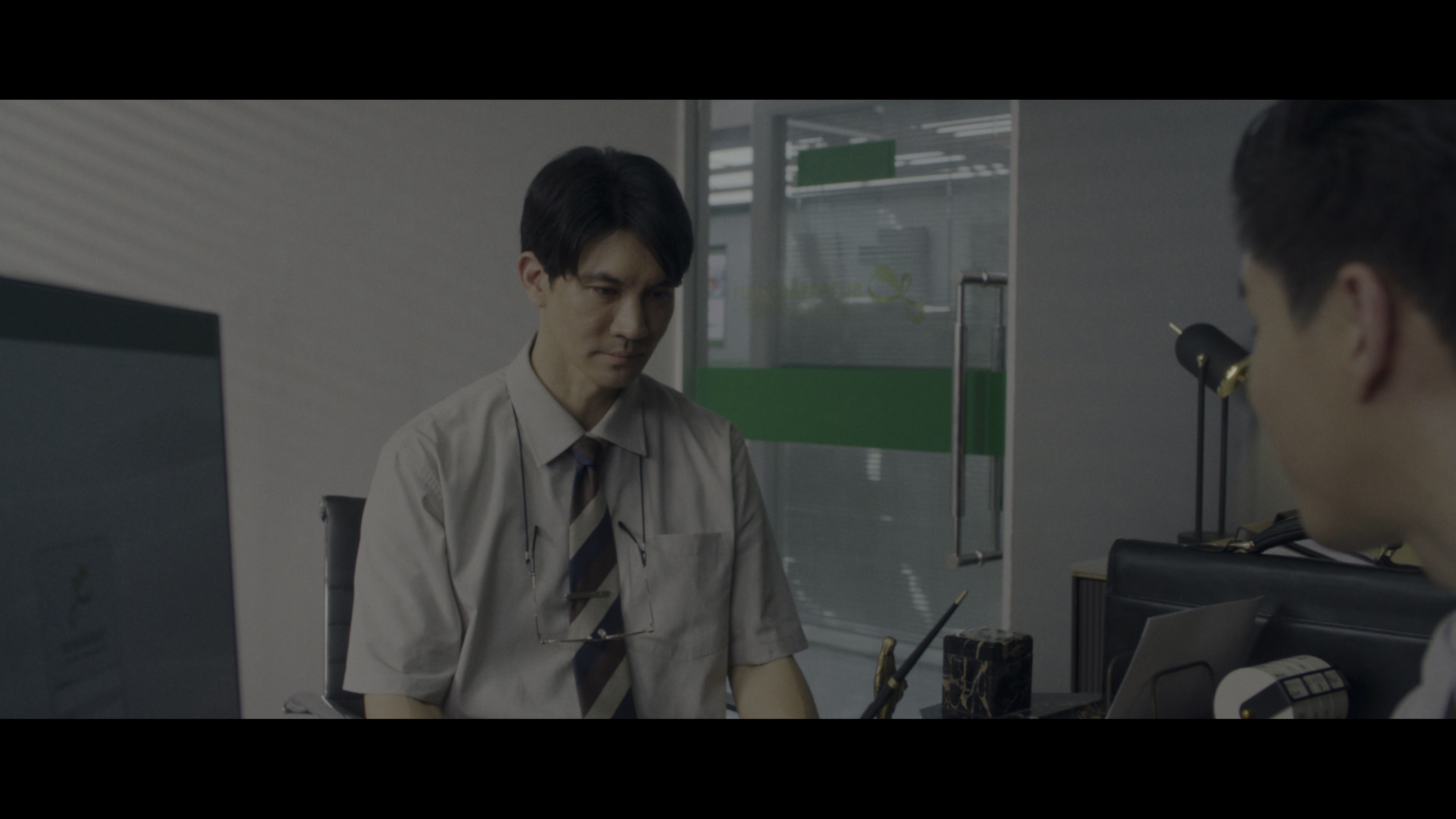 死后人人爱 [简繁英字幕].Everybody.Loves.Me.When.Im.Dead.2025.2160p.NF.WEB-DL.DDP5.1.Atmos.HDR.H.265-PandaQT 11.18GB-3.png