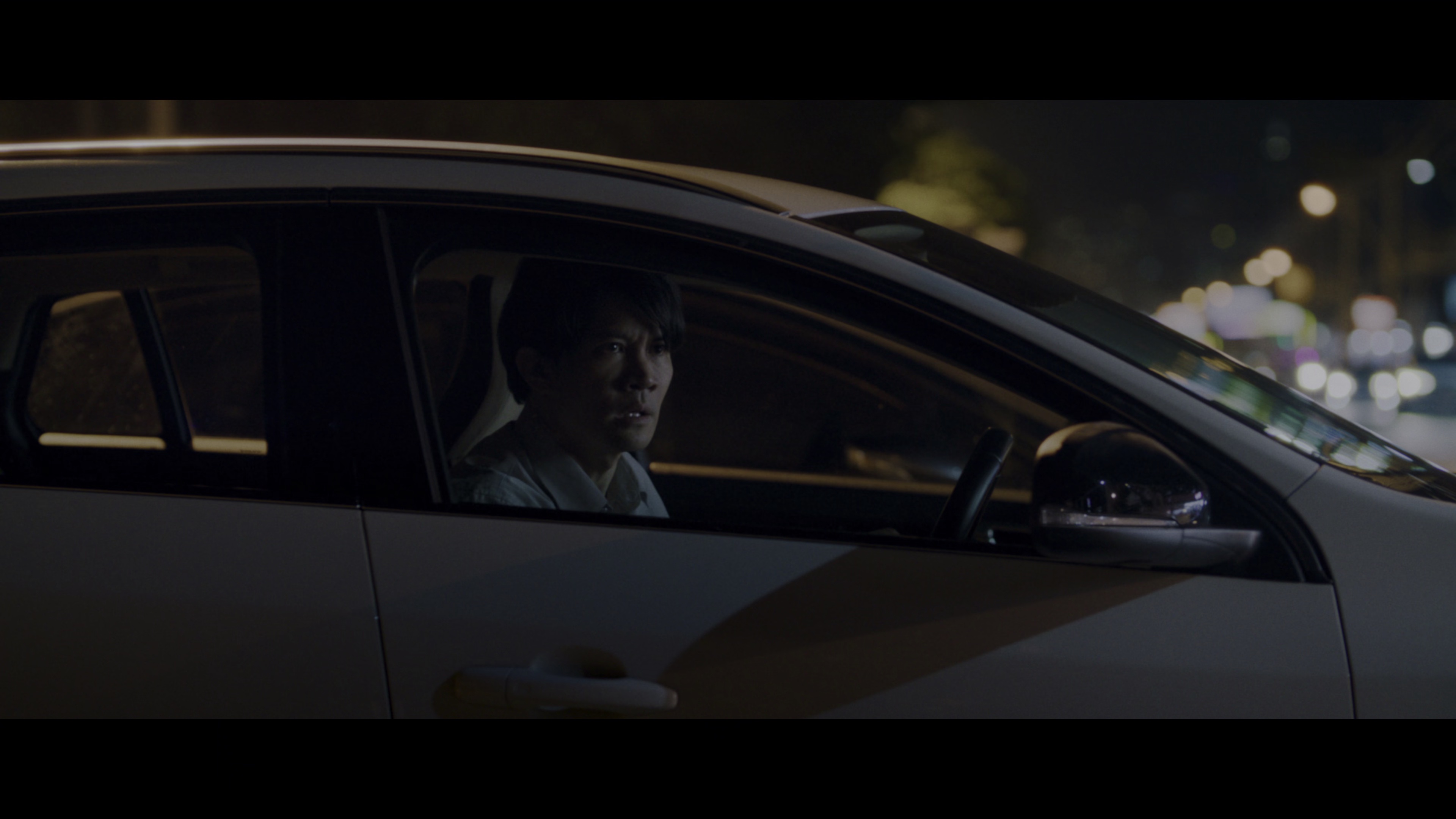 死后人人爱 [简繁英字幕].Everybody.Loves.Me.When.Im.Dead.2025.2160p.NF.WEB-DL.DDP5.1.Atmos.HDR.H.265-PandaQT 11.18GB-5.png