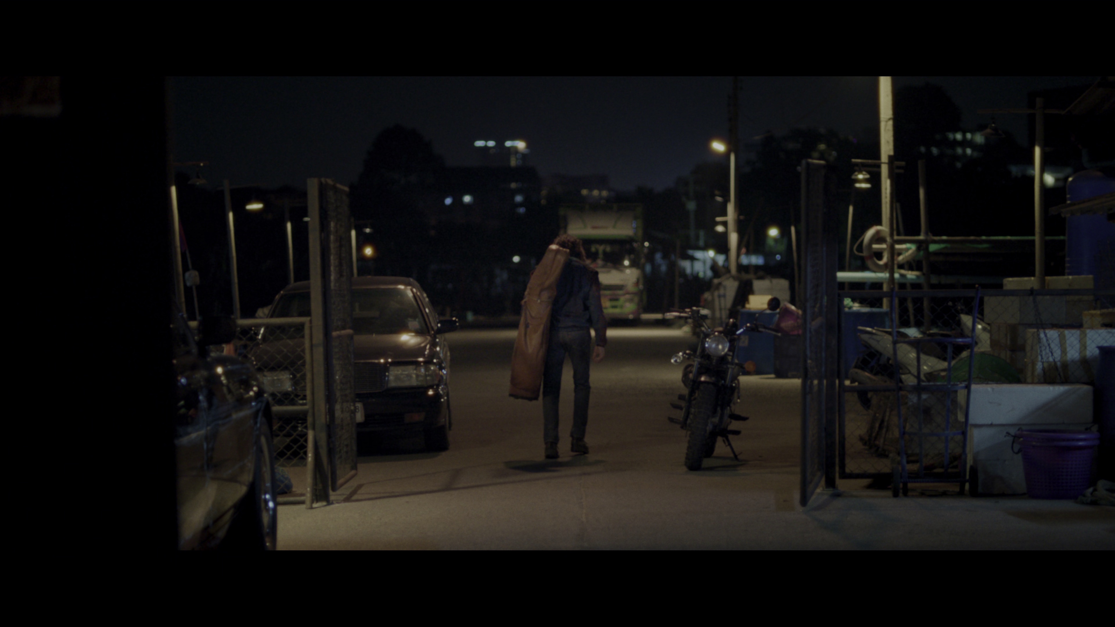 死后人人爱 [简繁英字幕].Everybody.Loves.Me.When.Im.Dead.2025.2160p.NF.WEB-DL.DDP5.1.Atmos.HDR.H.265-PandaQT 11.18GB-7.png