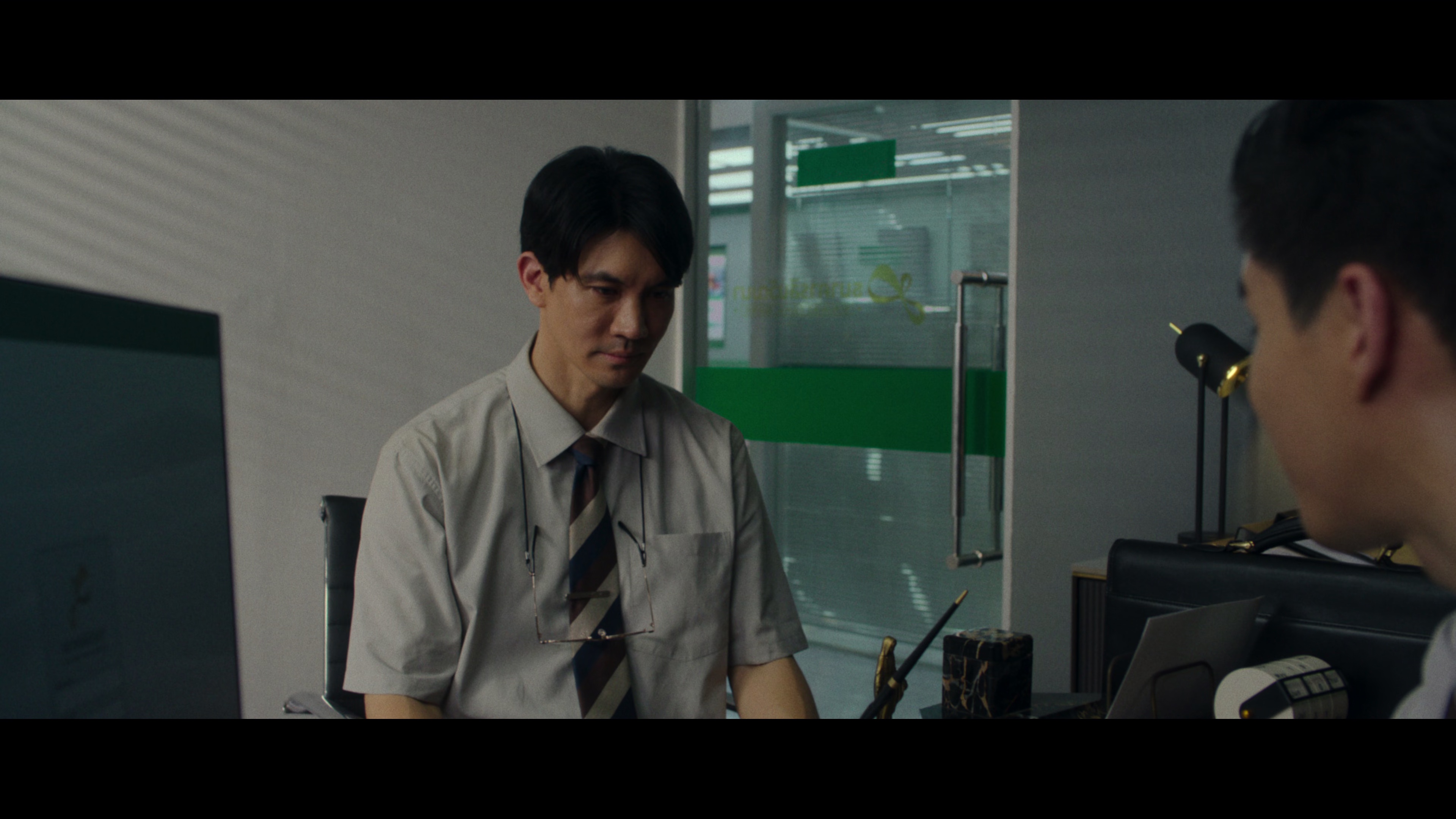 死后人人爱 [简繁英字幕].Everybody.Loves.Me.When.Im.Dead.2025.2160p.NF.WEB-DL.DDP5.1.Atmos.H.265-PandaQT 17.12GB-3.png