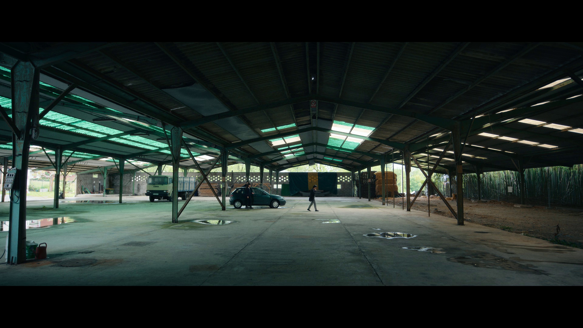 她行走于黑暗中 [简繁英字幕].She.Walks.in.Darkness.2025.2160p.NF.WEB-DL.DDP5.1.Atmos.H.265-PandaQT 13.77GB-4.png