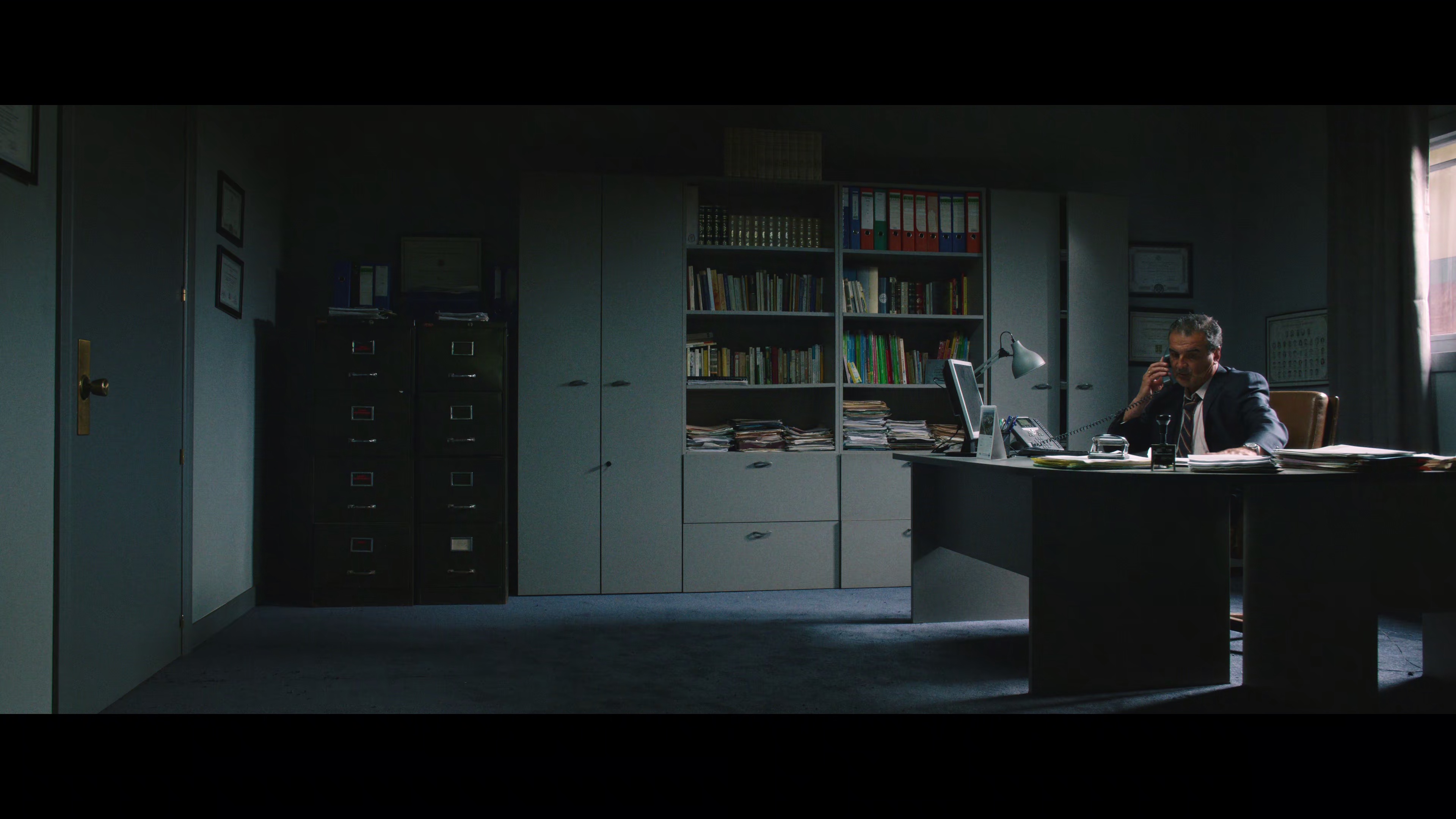 她行走于黑暗中 [简繁英字幕].She.Walks.in.Darkness.2025.2160p.NF.WEB-DL.DDP.5.1.Atmos.HDR10.H.265-DreamHD 9.72GB-3.png