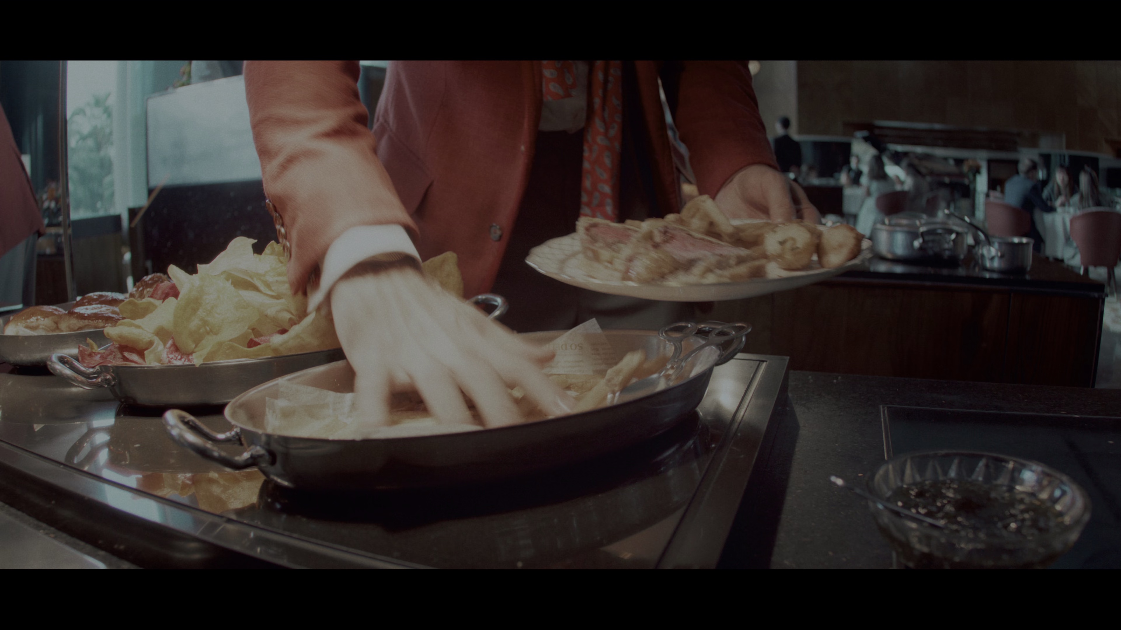 小人物之歌 [简繁英字幕].Ballad.of.a.Small.Player.2025.2160p.NF.WEB-DL.DDP5.1.Atmos.HDR.H.265-PandaQT 13.85GB-4.png