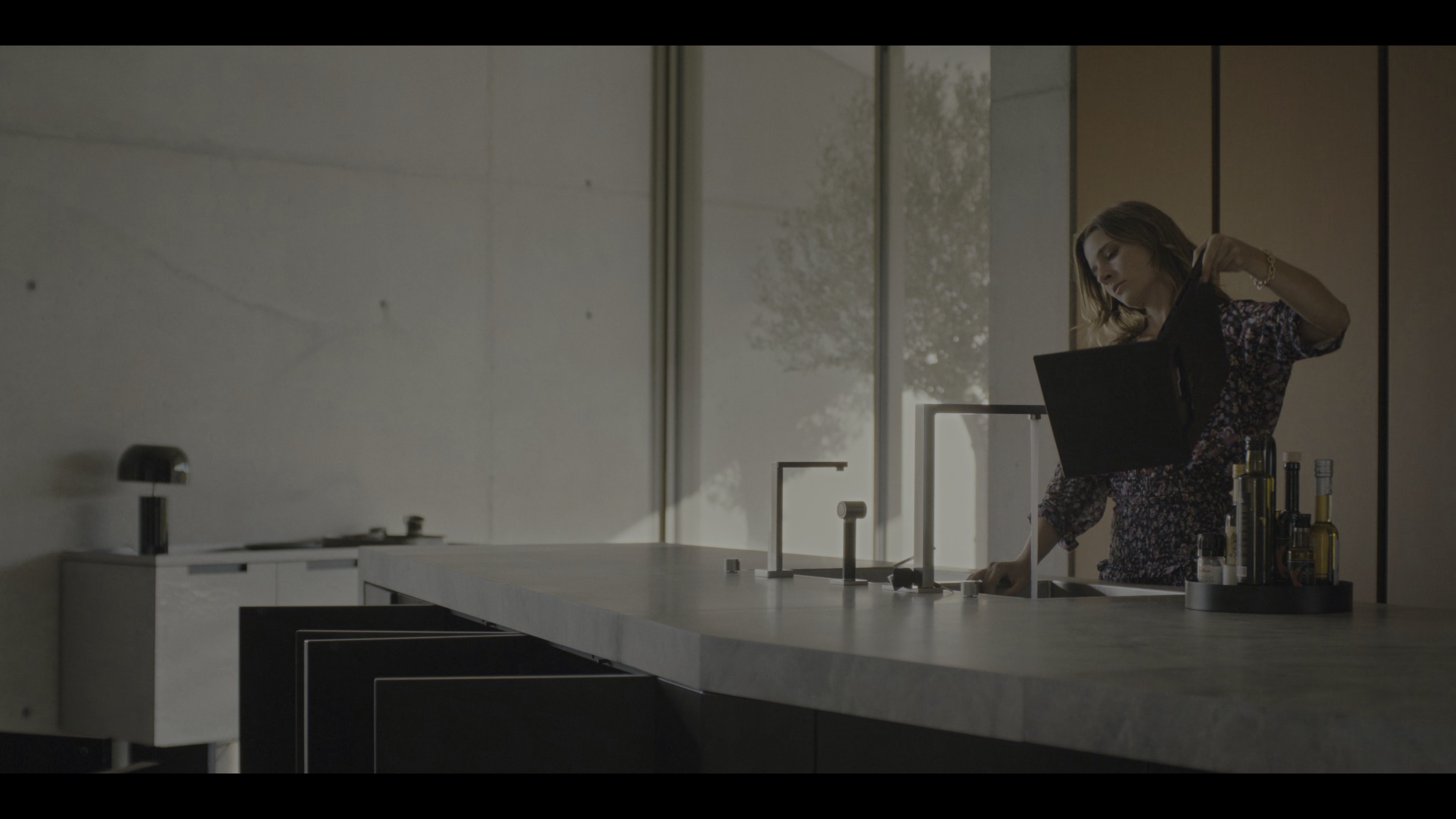 危岛坠爱 [简繁英字幕].Fall.for.Me.2025.2160p.NF.WEB-DL.HDR.H.265.DDP5.1.Atmos-QuickIO 14.26GB-6.png