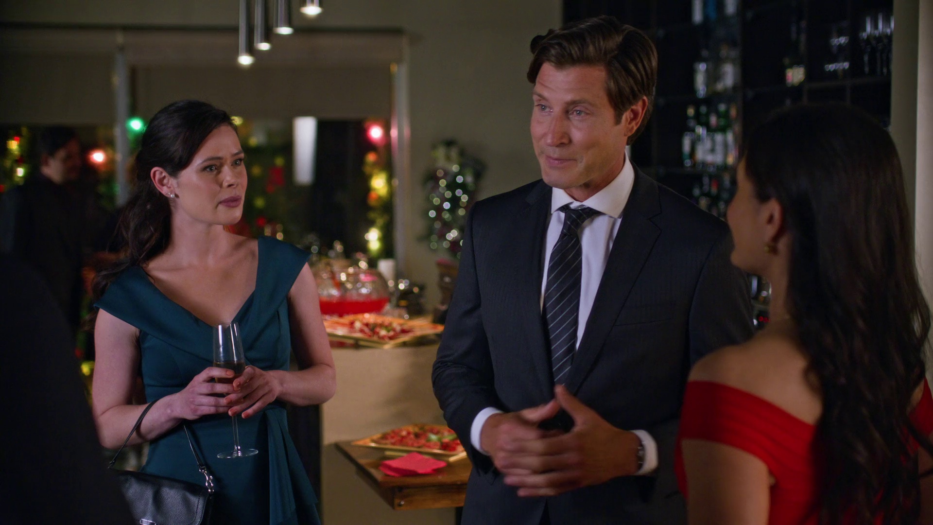 皇家圣诞浪漫 [简繁英字幕].A.Royal.Date.for.Christmas.2023.1080p.NF.WEB-DL.DDP.5.1.H.264-DreamHD 3.44GB-1.png