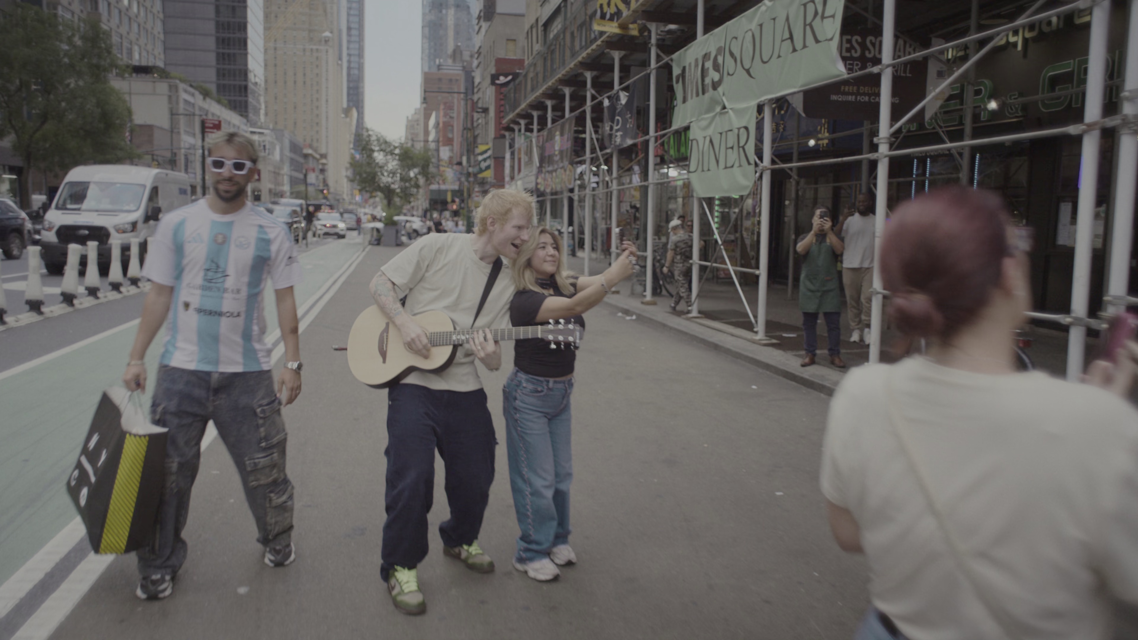 艾德·希兰：一镜到底《合辑》[简繁英字幕].ONE.SHOT.with.Ed.Sheeran.2025.1080p.NF.WEB-DL.DDP5.1.Atmo-5.png