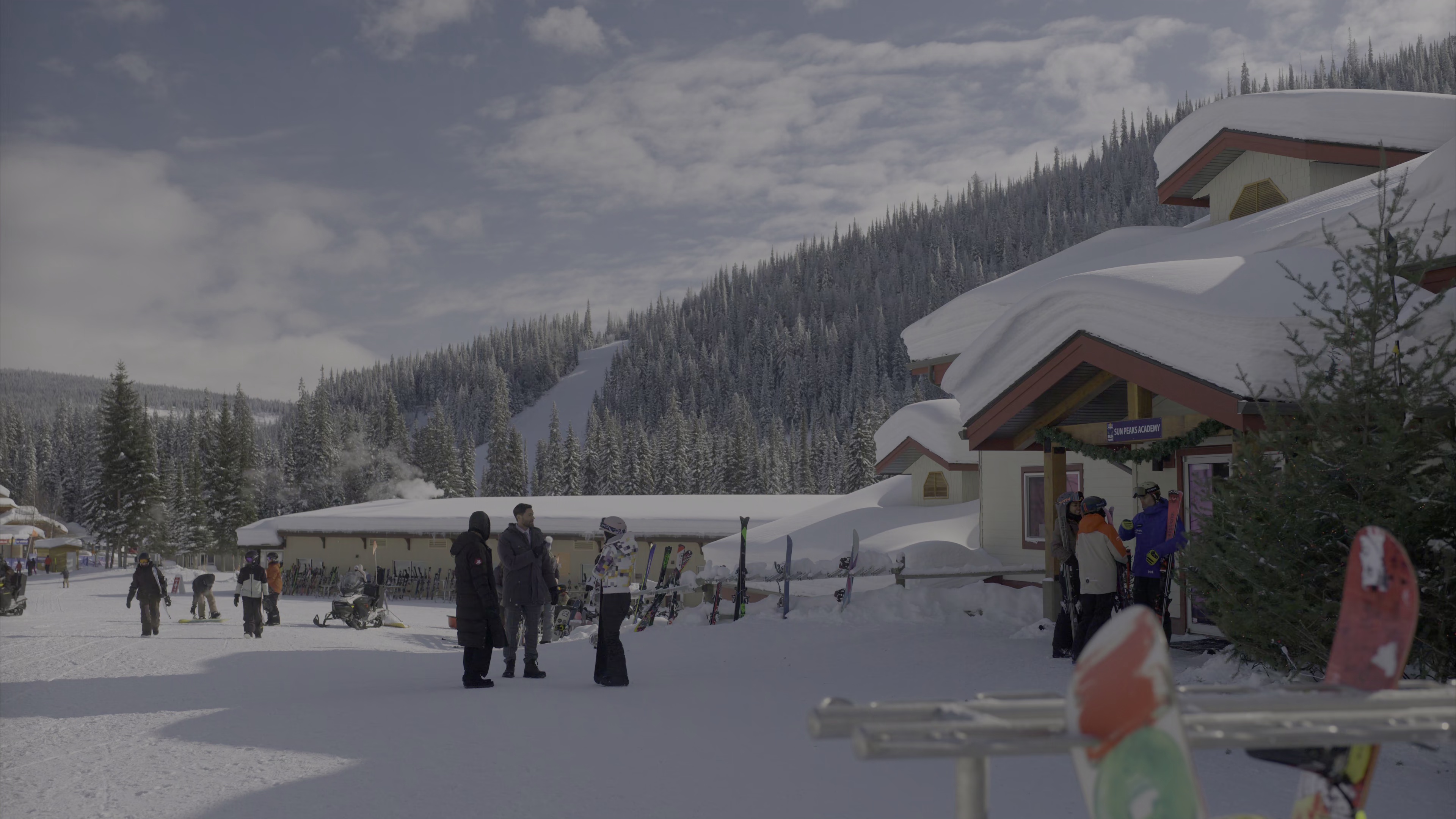 我的秘密圣诞老人 [简繁英字幕].My.Secret.Santa.2025.2160p.NF.WEB-DL.HDR.H.265.DDP5.1.Atmos-QuickIO 12.76GB-3.png