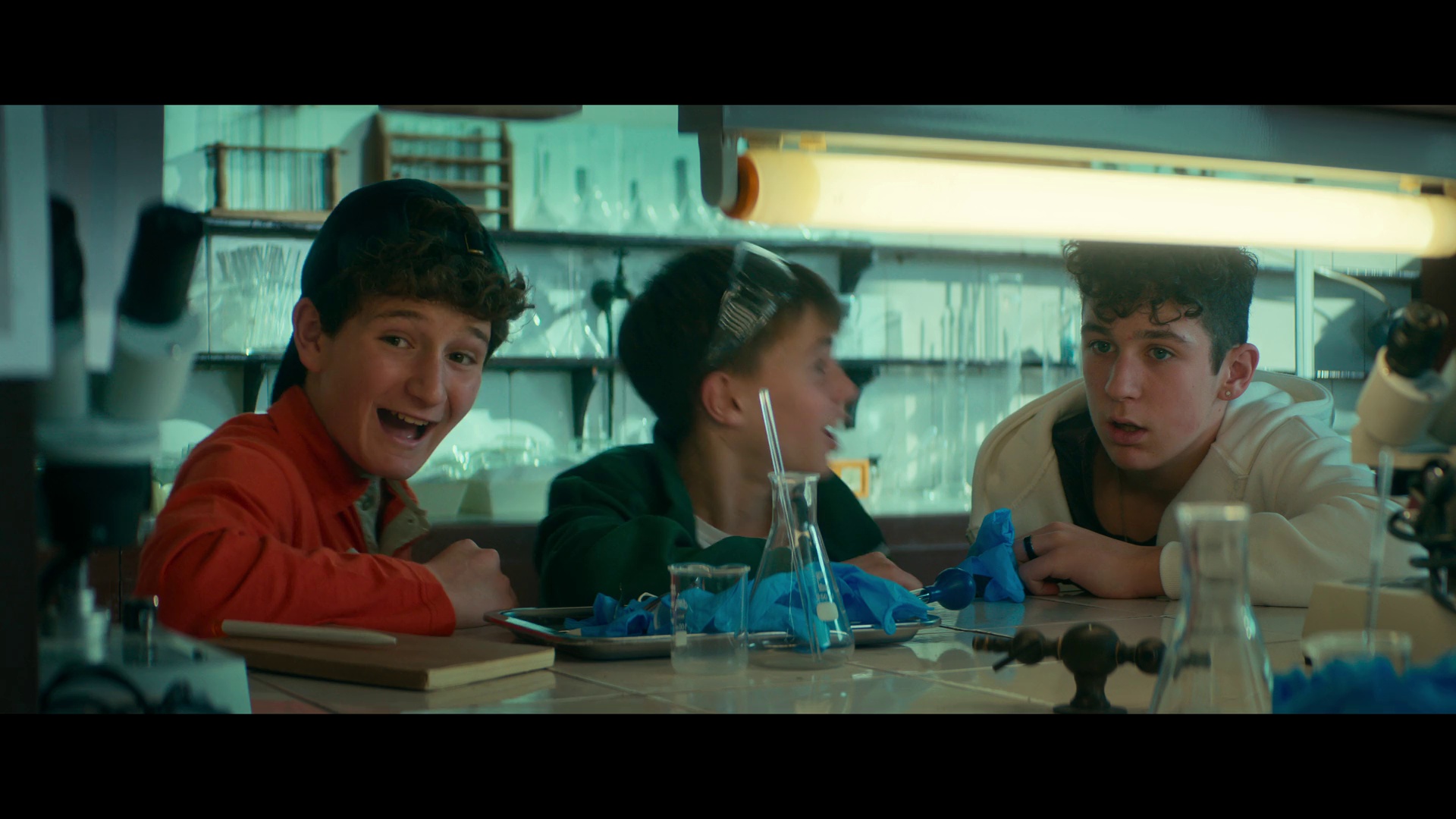 我爸救了圣诞节2 [简繁英字幕].The.Night.My.Dad.Saved.Christmas.2.2025.1080p.NF.WEB-DL.DDP.5.1.Atmos.H.264-DreamHD 3.76GB-4.png