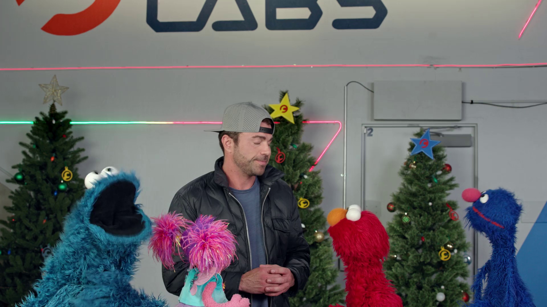 艾摩与马克·罗伯：快乐礼物节 [简繁英字幕].2025.1080p.NF.WEB-DL.DDP.5.1.H.264-DreamHD 1.31GB-6.png