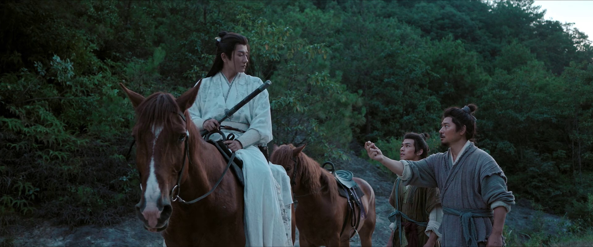 九龙挎刀去白马 [国语配音/中文字幕].Bound.By.a.Promise.2025.1080p.WEB-DL.H264.AAC-PandaQT 0.97GB-2.png