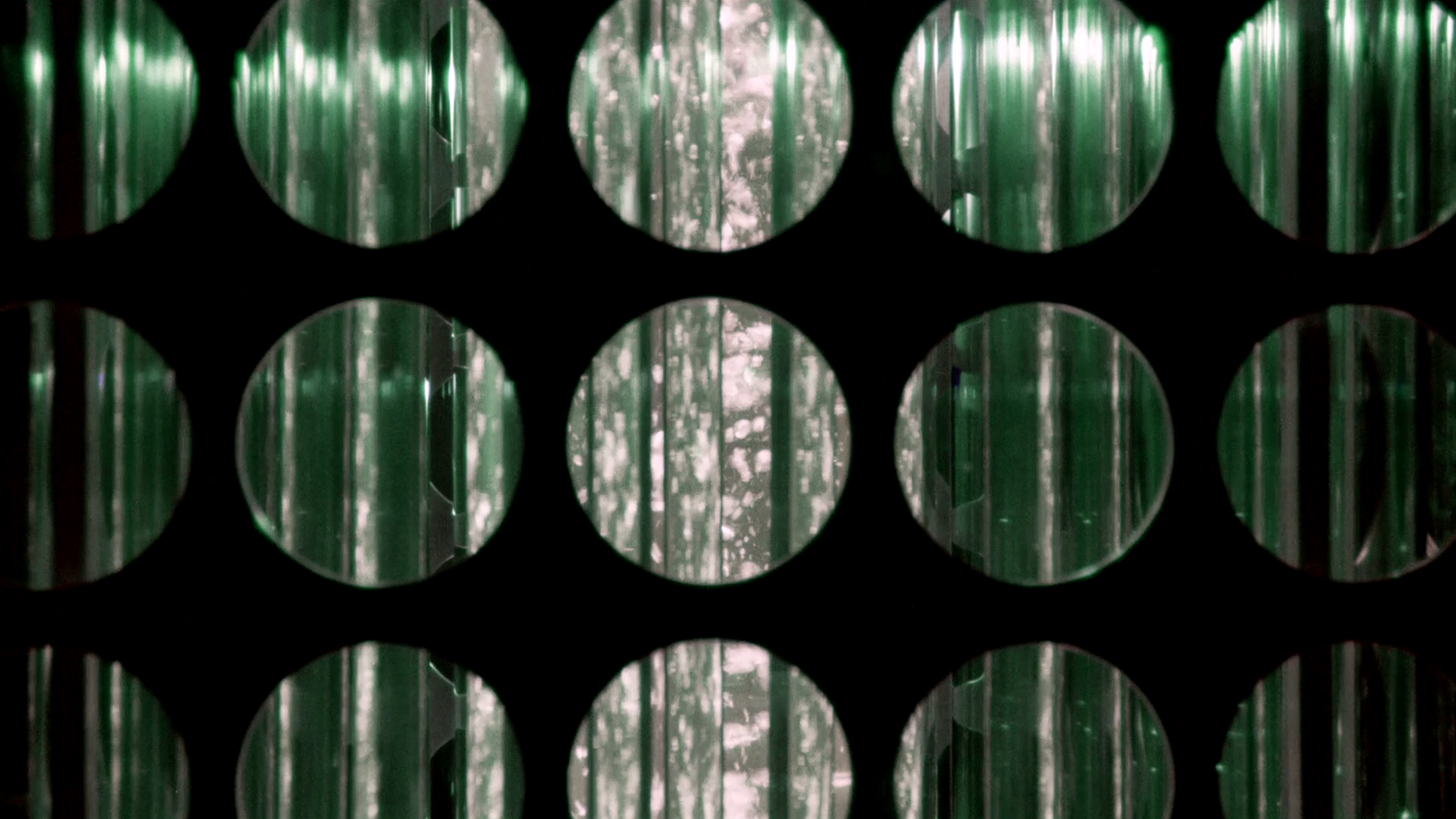 1975：天翻地覆的一年 [简繁英字幕].Breakdown.1975.2025.2160p.NF.WEB-DL.DDP.5.1.Atmos.HDR10.H.265-DreamHD 12.99GB-5.png