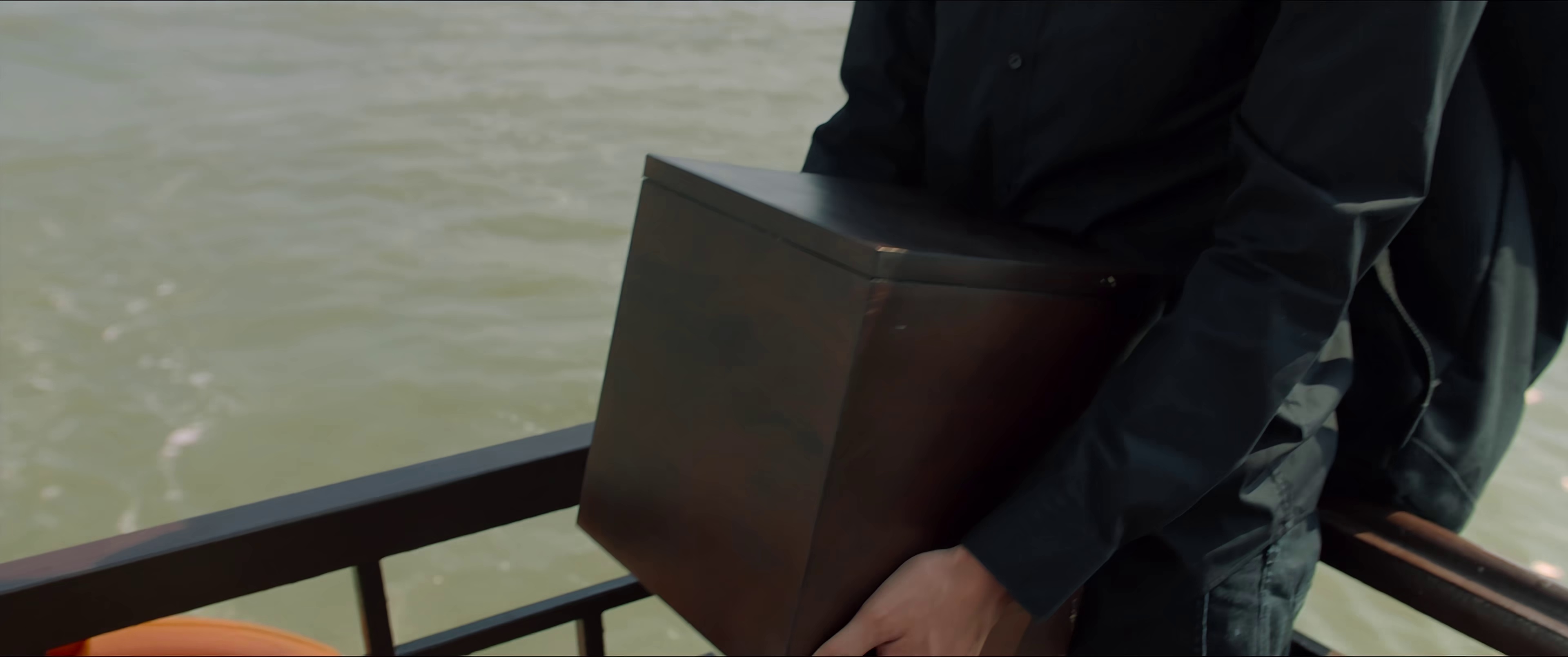 不能流泪的悲伤 [无字片源].Behind.the.Blue.Eyes.2023.2160p.WEB-DL.H265.AAC-QuickIO 3.66GB-6.png