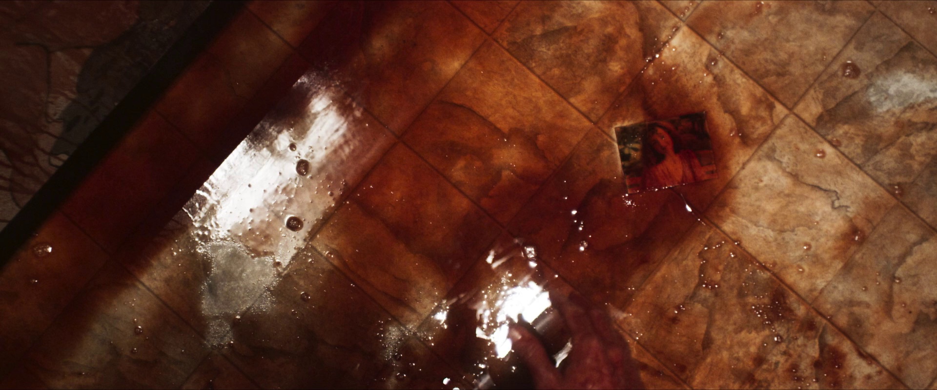 荣耀 [无字片源].Glorious.2022.1080p.AMZN.WEB-DL.x264.DDP2.0-QuickIO 3.30GB-5.png