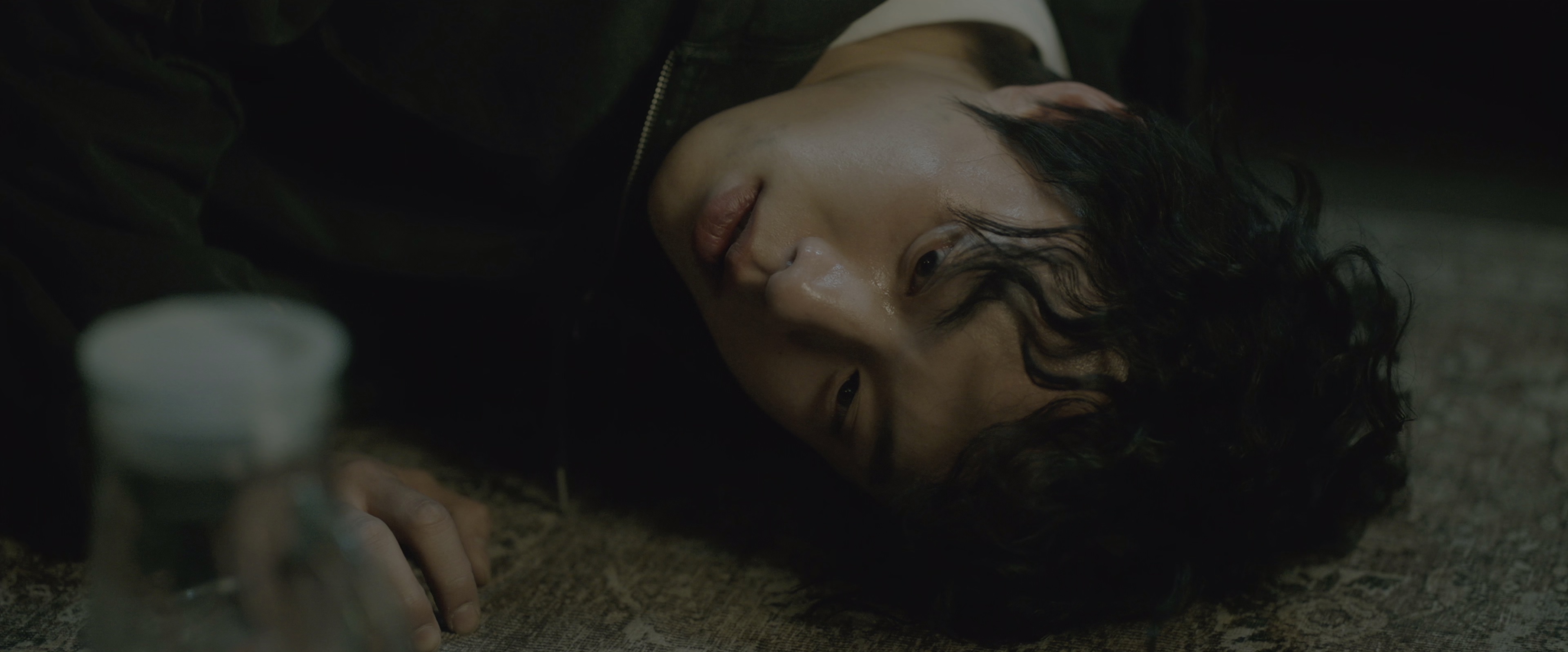 破果 [中文字幕].The.Old.Woman.with.the.Knife.AKA.Pagwa.2025.2160p.UHD.BluRay.HDR.x265.10bit.DTS-HD.MA.5.1-ParkHD 21.95GB-6.png