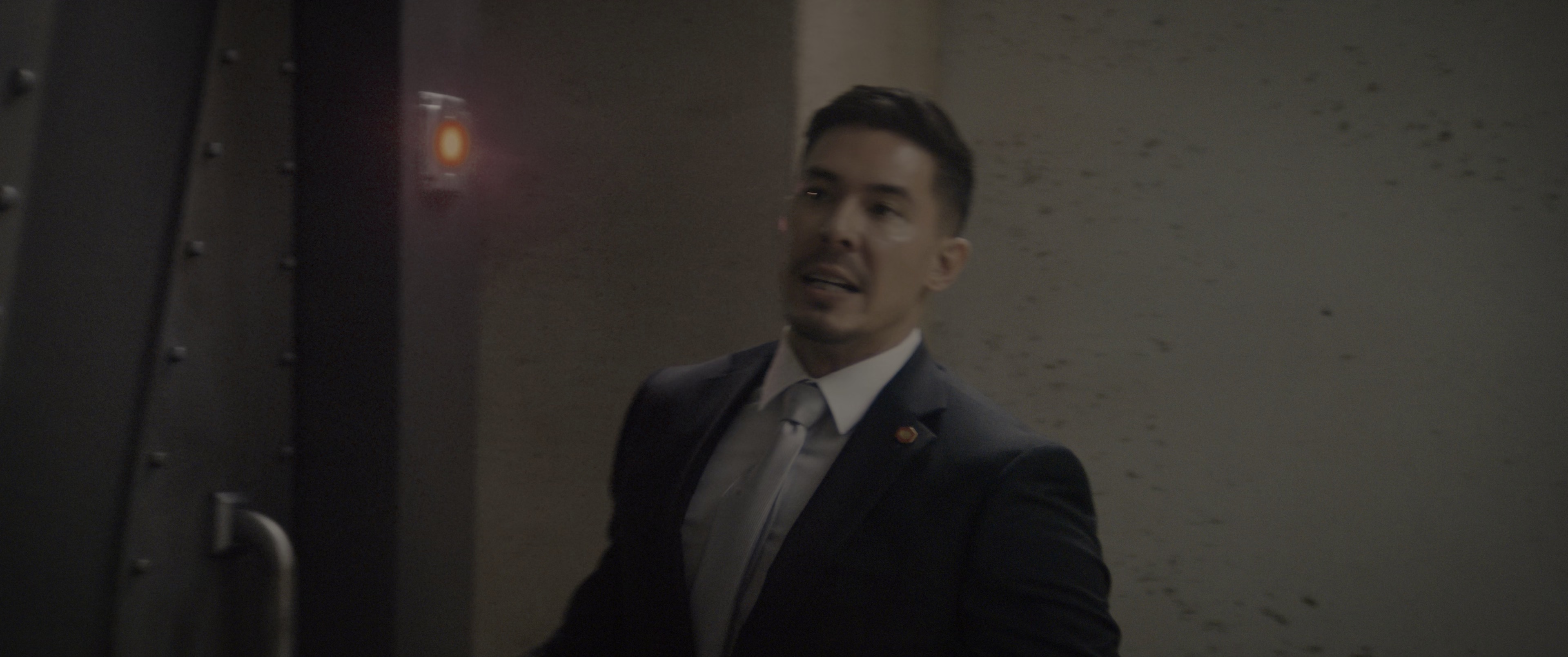 铜斑蛇 [中文字幕].Safe.House.2025.2160p.UHD.BluRay.HDR.x265.10bit.DTS-HD.MA.5.1-ParkHD 16.37GB-2.png