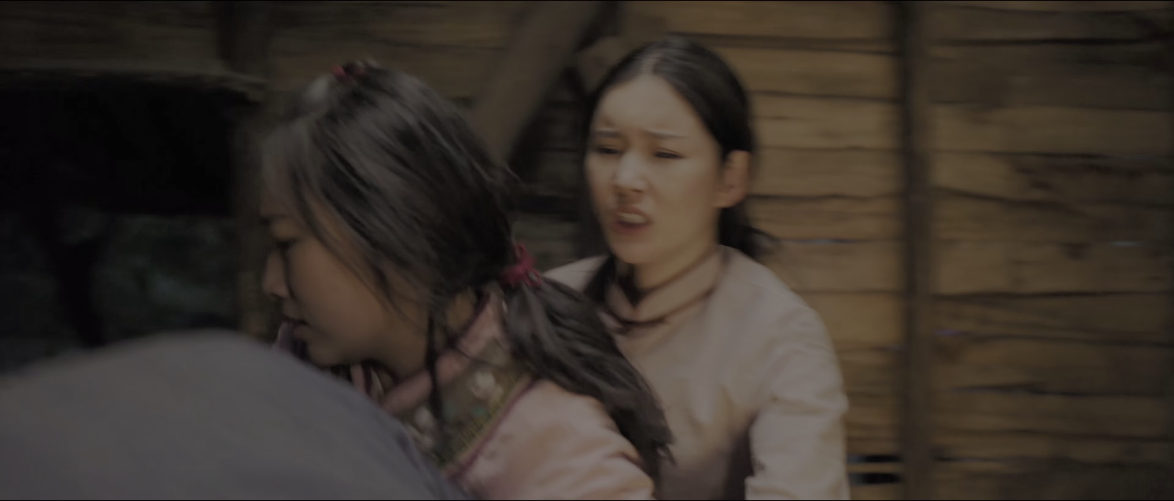 荒村怪谈 [国语配音/中文字幕].Legend.of.Savages.2025.2160p.WEB-DL.H265.HDR.AAC-QuickIO 2.53GB-5.png