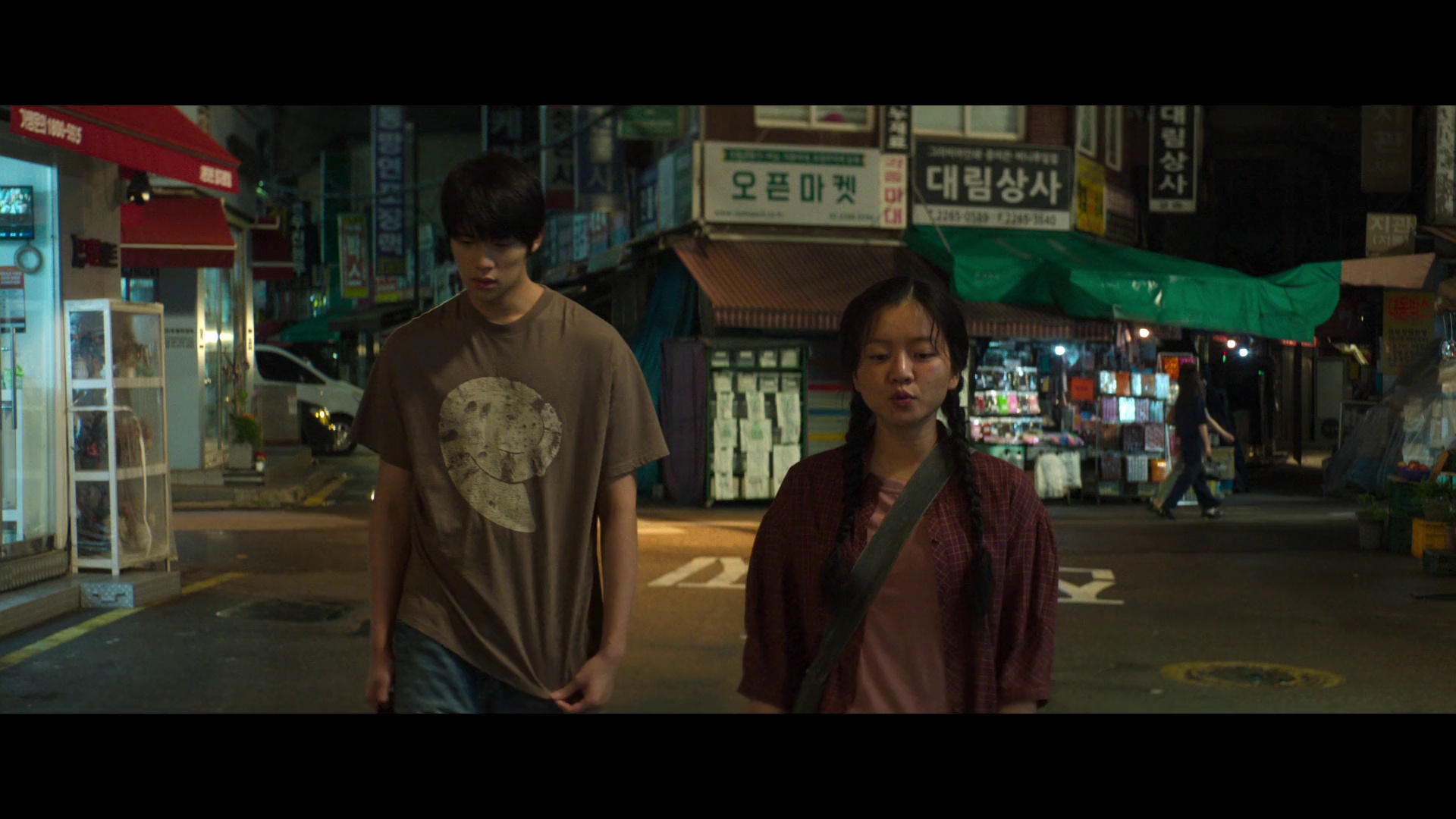 孔雀舞曲 [简繁英字幕].Pavane.2026.1080p.NF.WEB-DL.x264.DDP5.1.Atmos-QuickIO 4.50GB-4.png