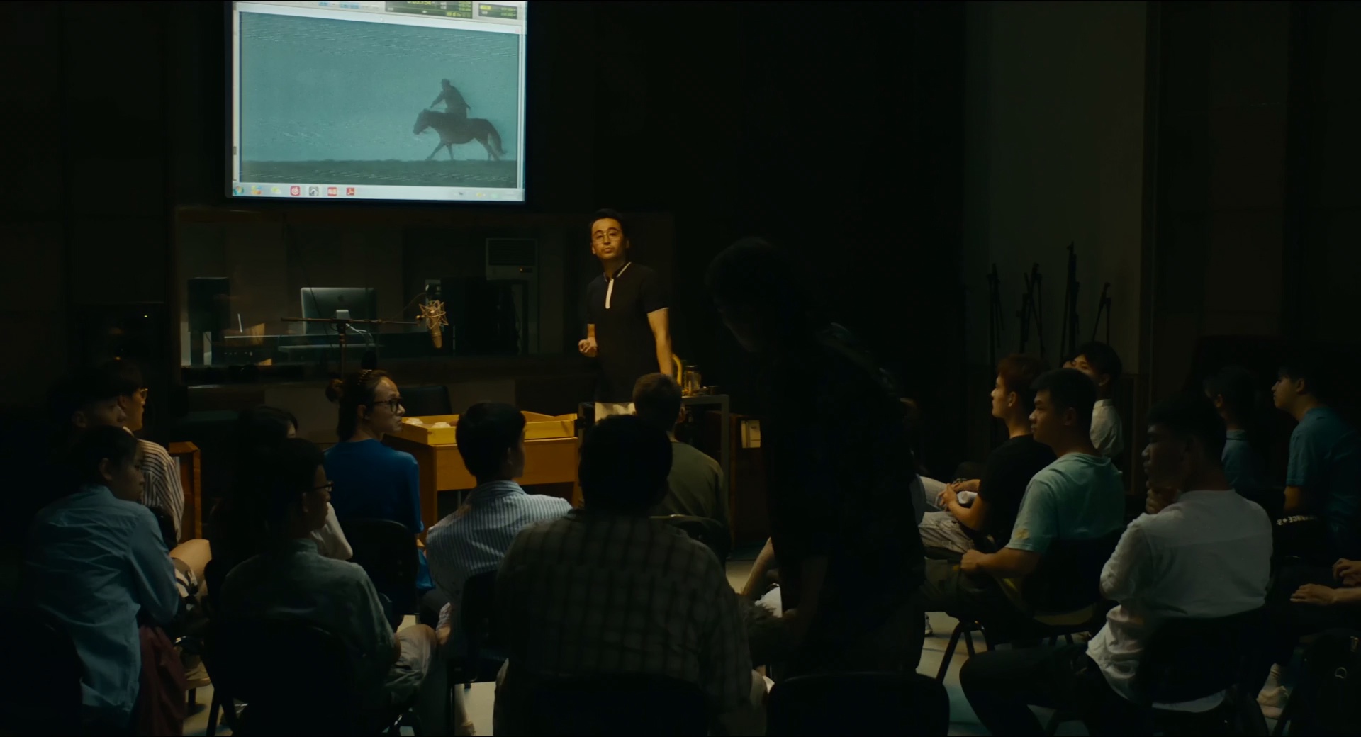 野马分鬃 [无字片源].Striding.into.the.Wind.2020.1080p.WEBrip.x265.10bit.AC3￡SSDSSE 3.95GB-4.png