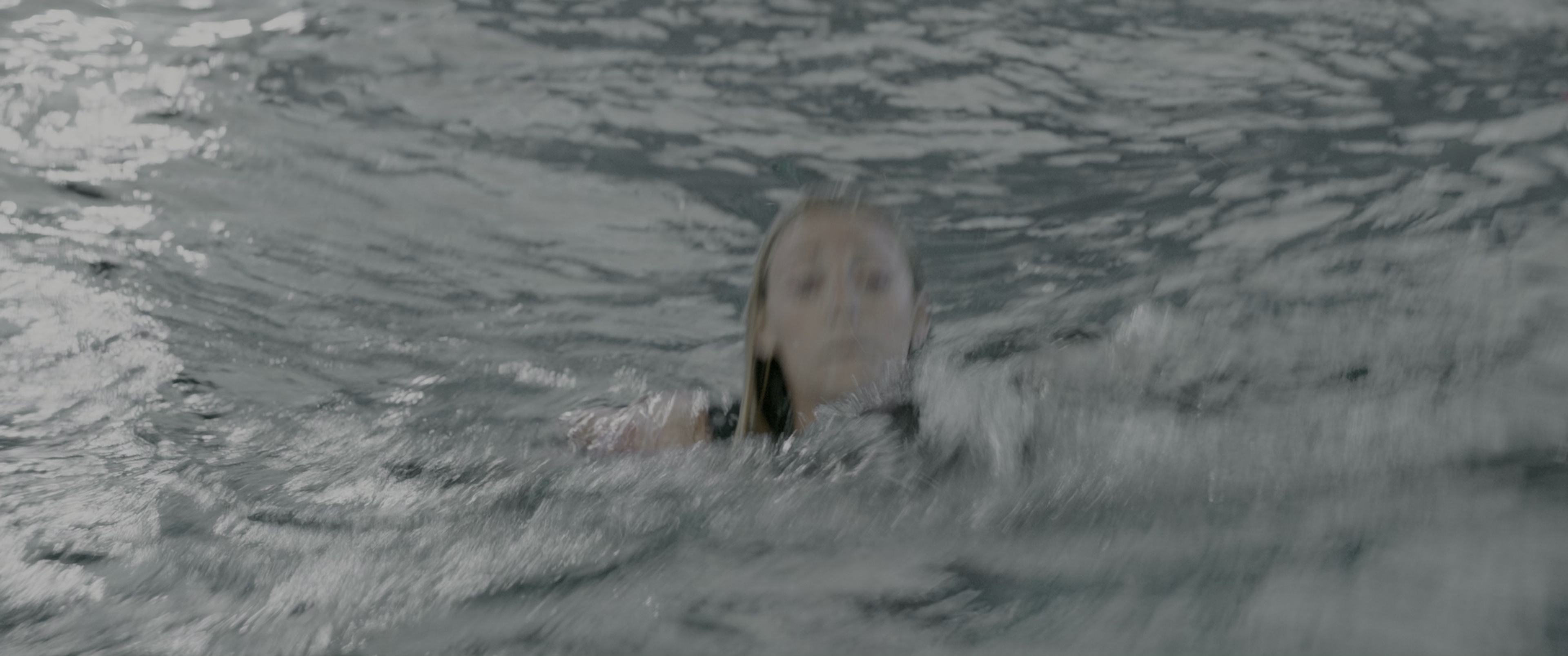 鲨滩 [国英多音轨/简繁英字幕].The.Shallows.2016.BluRay.2160p.x265.10bit.HDR.4Audio-SSDSSE 17.05GB-6.png