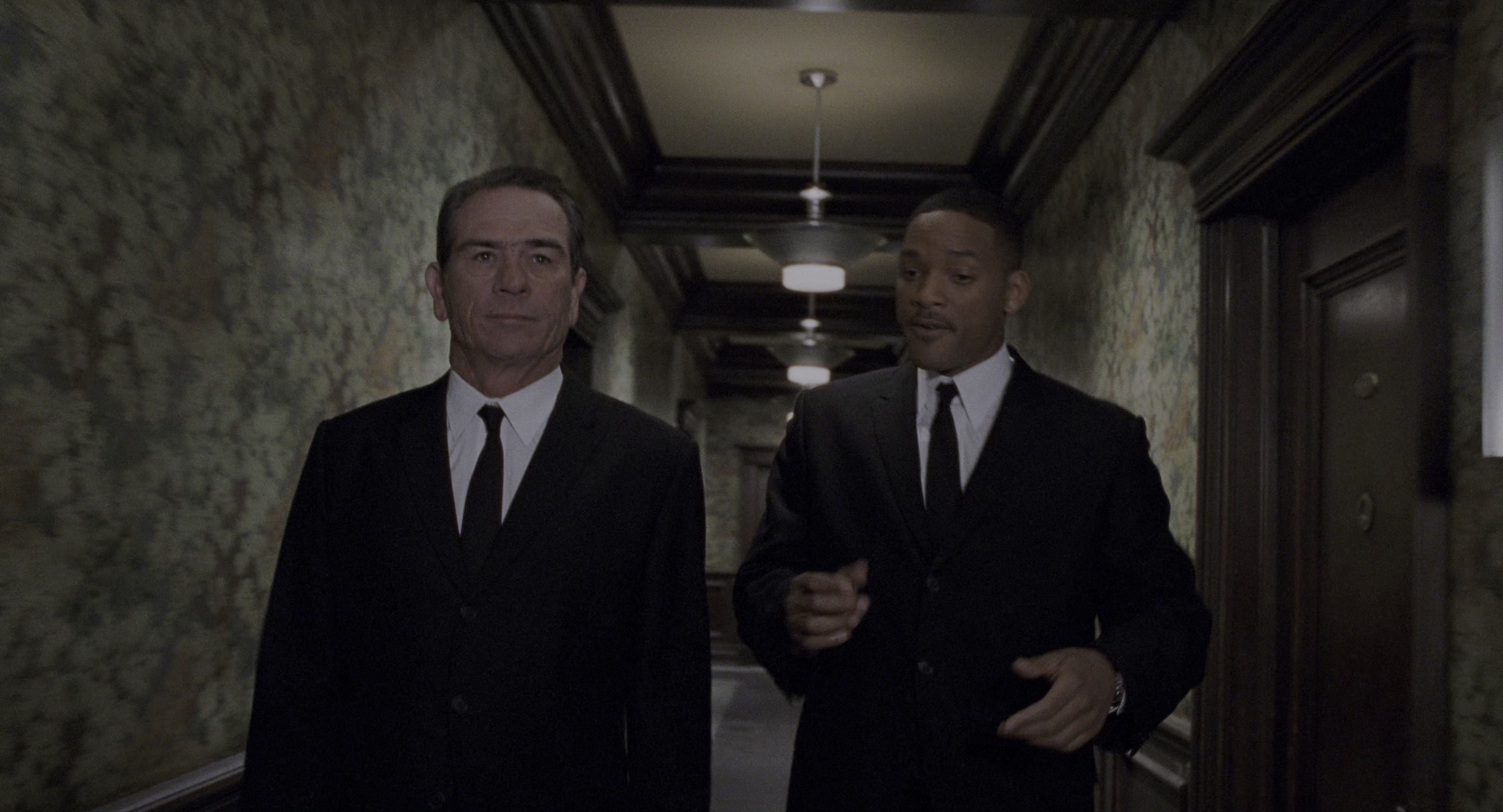 黑衣人2 [国英多音轨/简繁英双语特效字幕].Men.in.Black.2.2002.BluRay.2160p.x265.10bit.HDR.4Audio-SSDSSE 26.14GB-4.png