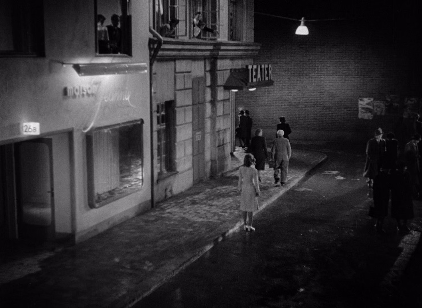 危机 [简繁英字幕].Kris.AKA.Crisis.1946.CC.BluRay.1080p.x265.10bit.FLAC-SSDSSE 6.01GB-7.png