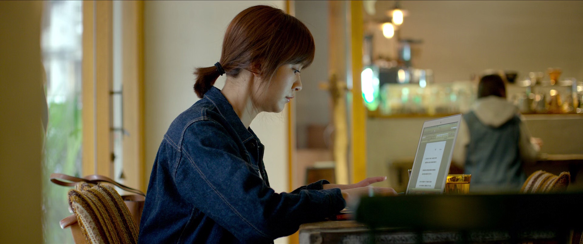 比悲伤更悲伤的故事 [国语音轨/简繁英字幕].More.Than.Blue.2018.BluRay.1080p.x265.10bit-SSDSSE 3.02GB-4.png