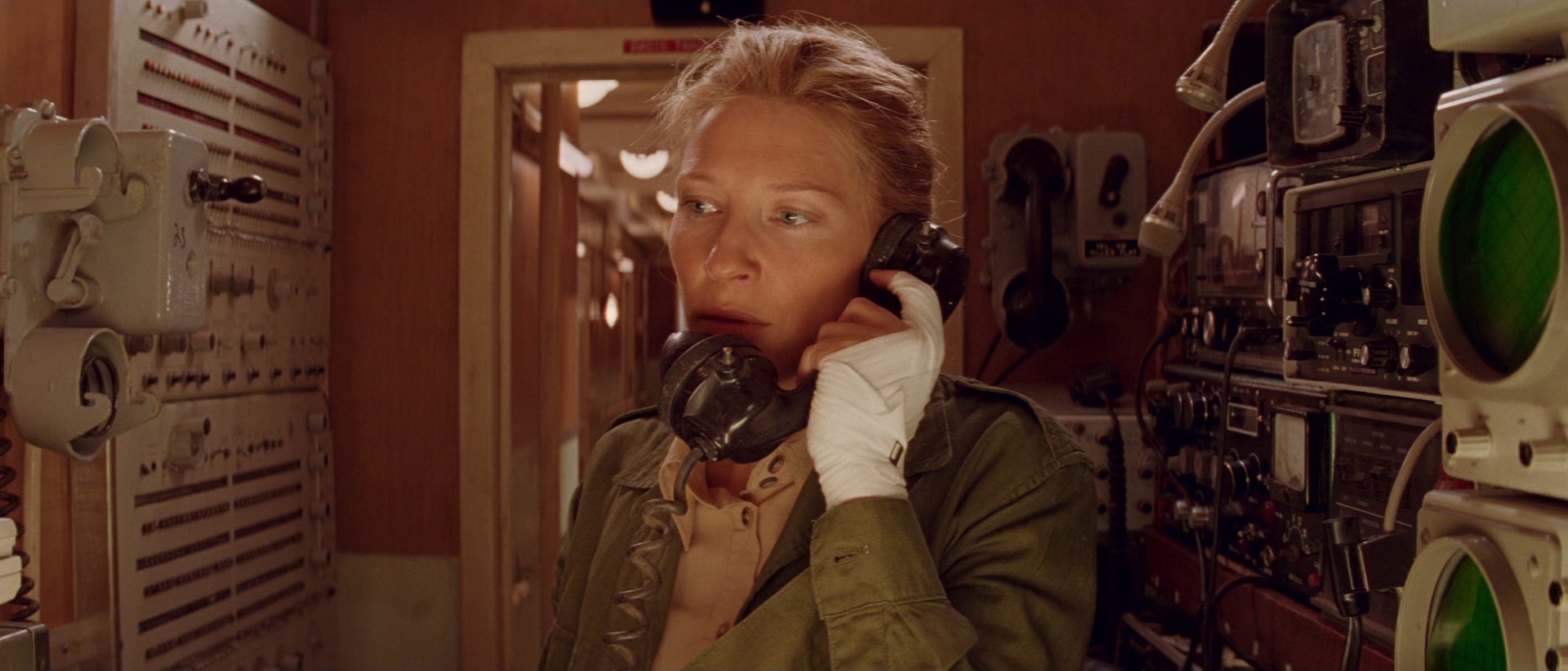 水中生活 [国英多音轨/简繁英字幕].The.Life.Aquatic.with.Steve.Zissou.2004.CC.BluRay.1080p.x265.10bit.REPACK2-SSDSSE 6.39GB-5.png