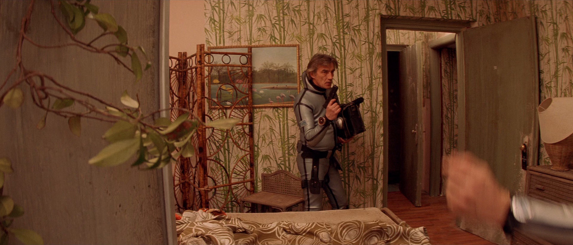 水中生活 [国英多音轨/简繁英字幕].The.Life.Aquatic.with.Steve.Zissou.2004.CC.BluRay.1080p.x265.10bit.REPACK2-SSDSSE 6.39GB-6.png