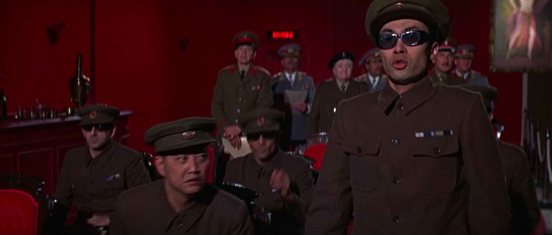 007别传之皇家夜总会 [中英字幕].Casino.Royale.1967.BluRay.1080p.x265.10bit-SSDSSE 4.87GB-5.png