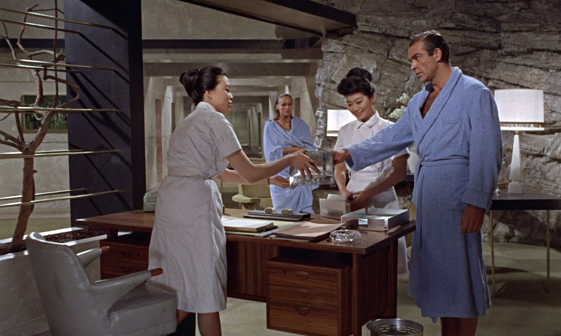 007之诺博士 [国英多音轨/中英字幕].Dr.No.1962.BluRay.1080p.x265.10bit.2Audio-SSDSSE 7.08GB-6.png