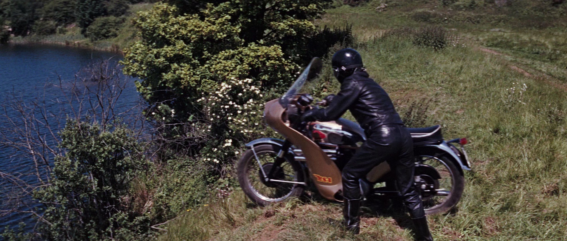 007之霹雳弹 [国英多音轨/中英字幕].Thunderball.1965.BluRay.1080p.x265.10bit.2Audio-SSDSSE 6.21GB-3.png