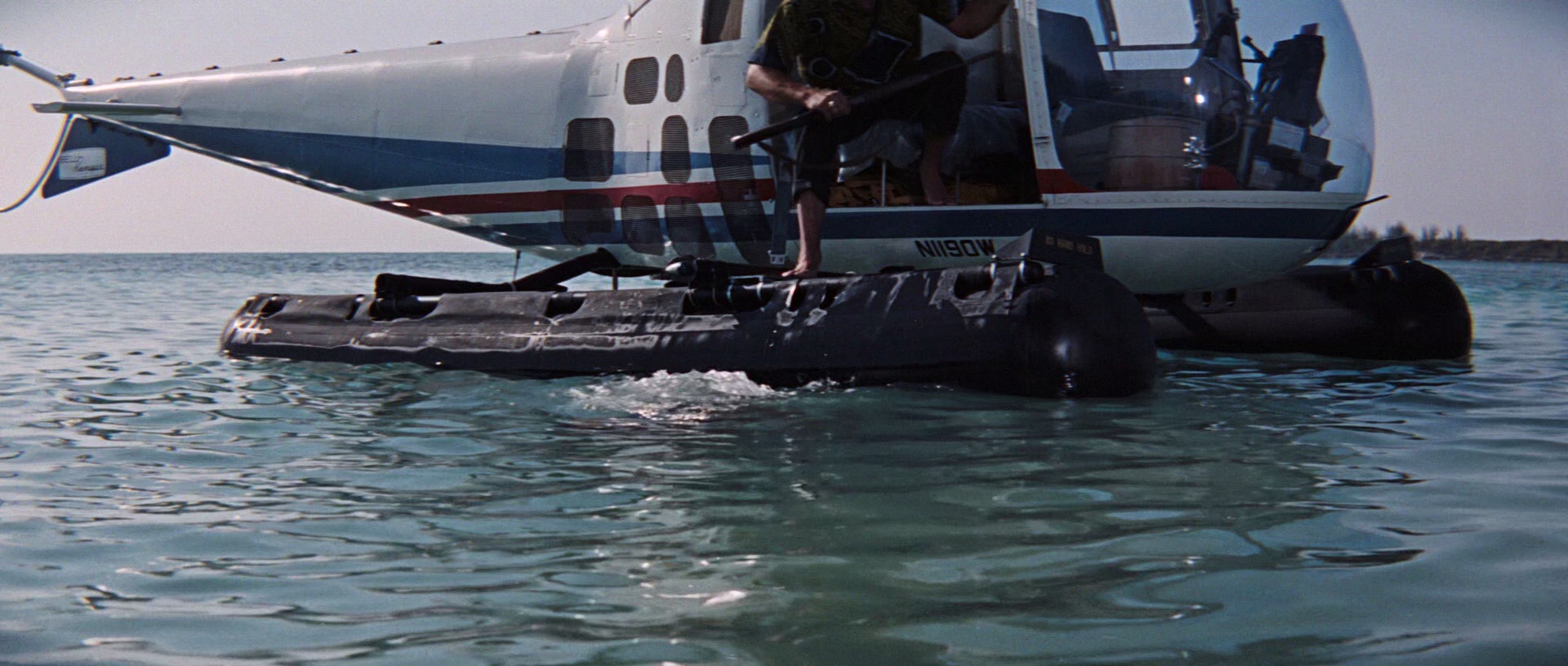 007之霹雳弹 [国英多音轨/中英字幕].Thunderball.1965.BluRay.1080p.x265.10bit.2Audio-SSDSSE 6.21GB-6.png