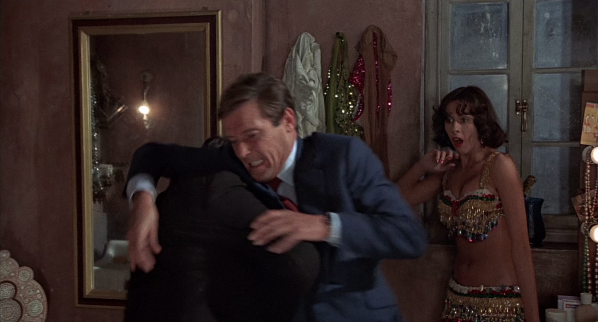 007之金枪人 [国英多音轨/中英字幕].The.Man.With.The.Golden.Gun.1974.BluRay.1080p.x265.10bit.2Audio-SSDSSE 6.05GB-2.png