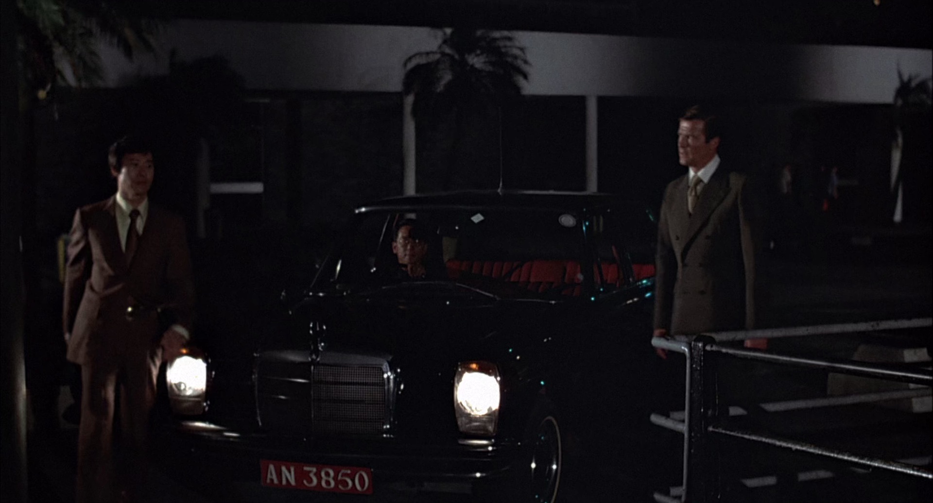 007之金枪人 [国英多音轨/中英字幕].The.Man.With.The.Golden.Gun.1974.BluRay.1080p.x265.10bit.2Audio-SSDSSE 6.05GB-3.png