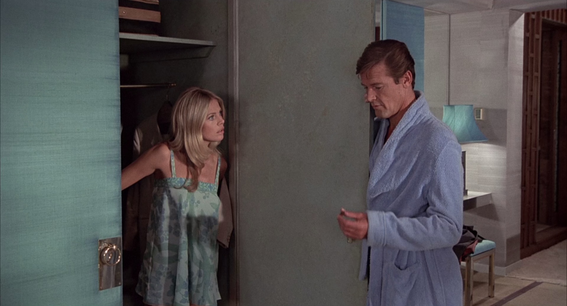 007之金枪人 [国英多音轨/中英字幕].The.Man.With.The.Golden.Gun.1974.BluRay.1080p.x265.10bit.2Audio-SSDSSE 6.05GB-5.png