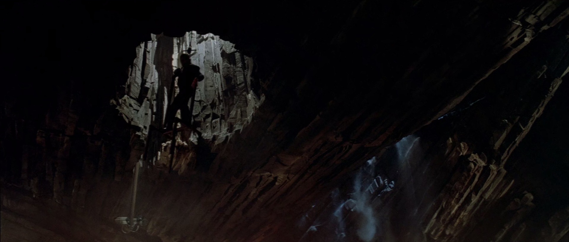 007之雷霆杀机 [国英多音轨/中英字幕].A.View.To.A.Kill.1985.BluRay.1080p.x265.10bit.3Audio-SSDSSE 5.65GB-7.png