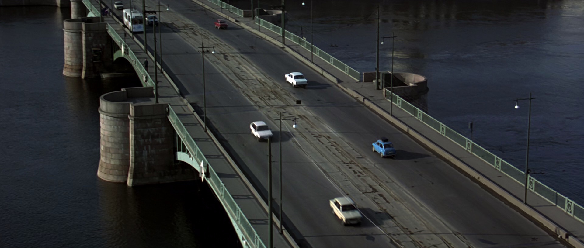 007之黄金眼 [国英多音轨/中英字幕].Goldeneye.1995.BluRay.1080p.x265.10bit.2Audio-SSDSSE 5.25GB-4.png