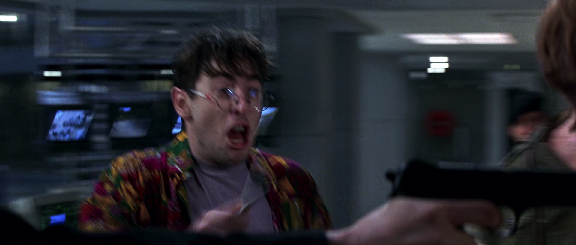 007之黄金眼 [国英多音轨/中英字幕].Goldeneye.1995.BluRay.1080p.x265.10bit.2Audio-SSDSSE 5.25GB-7.png