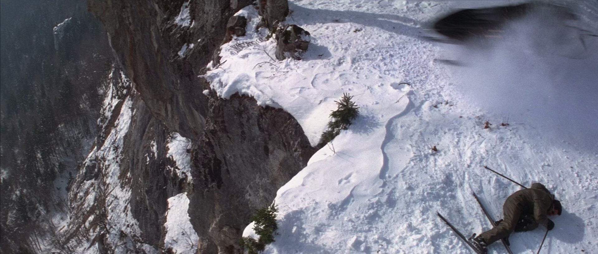 007之黑日危机 [国英多音轨/中英字幕].The.World.Is.Not.Enough.2000.BluRay.1080p.x265.10bit.3Audio-SSDSSE 7.58GB-3.png